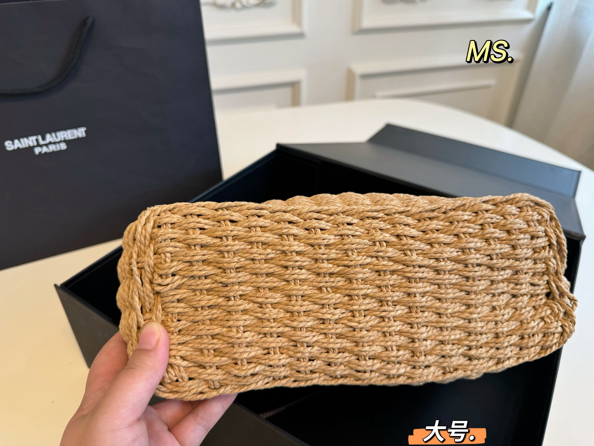 P95大号 （飞机盒） size：27&times;27大号 LOEWE 罗意威新款草编琴谱托特包💕 柔软拉菲草编织成立体包型， 一眼爱上，氛围感绝了👍 柔软又🈶️韧性，质感满🈵️ 既能度假🏖，又能通勤！