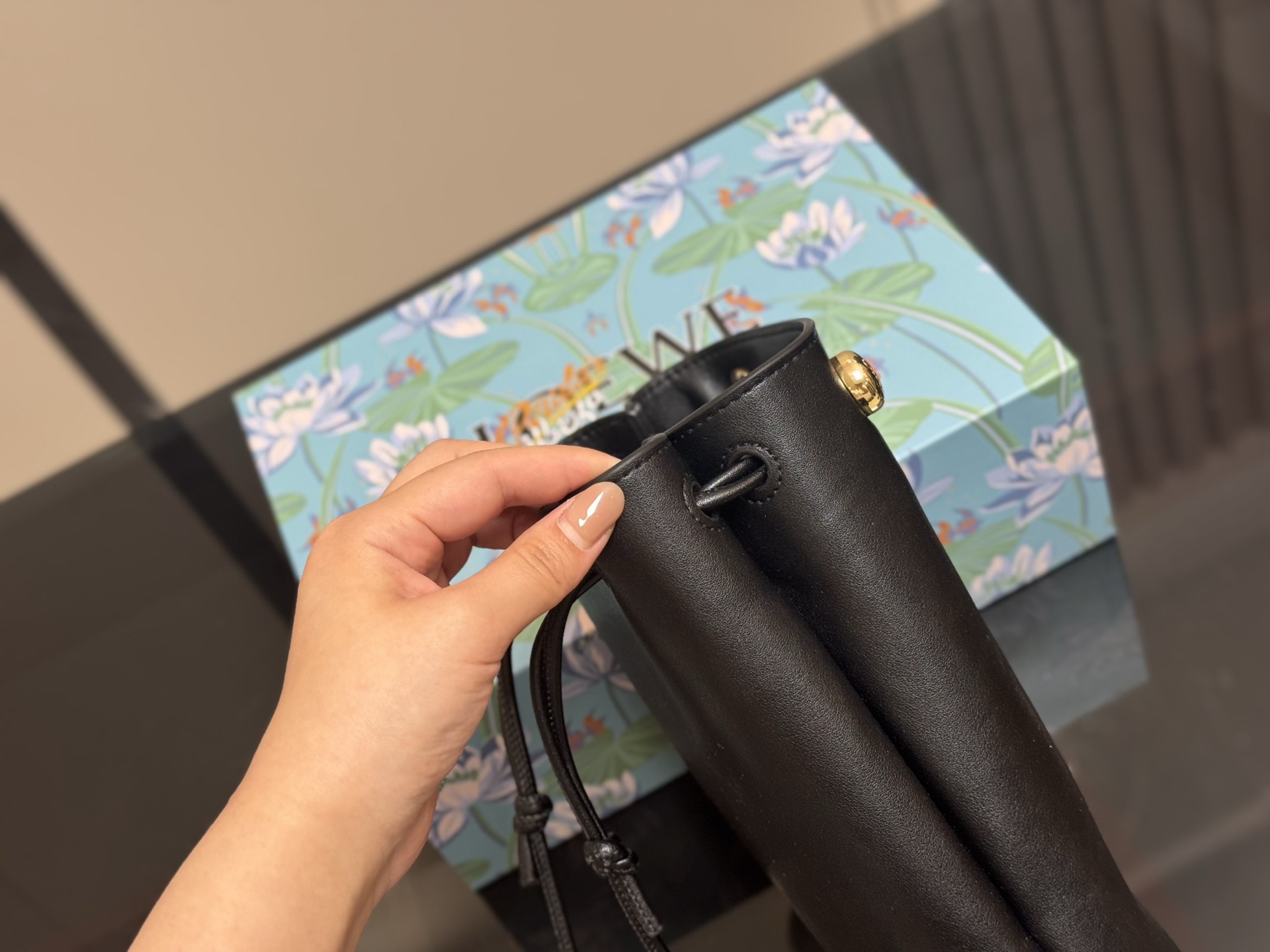 &yen;145 配盒 罗意威pebble pouch 好能装 罗意威新出的pebble手机包 又好看又能装～ 自带的肩带可以随意调节 配上毛毡小挂件 很可爱 放手机充电宝墨镜盒等等都能放下 超级实用的包包 推荐！ 尺寸:18.22cm