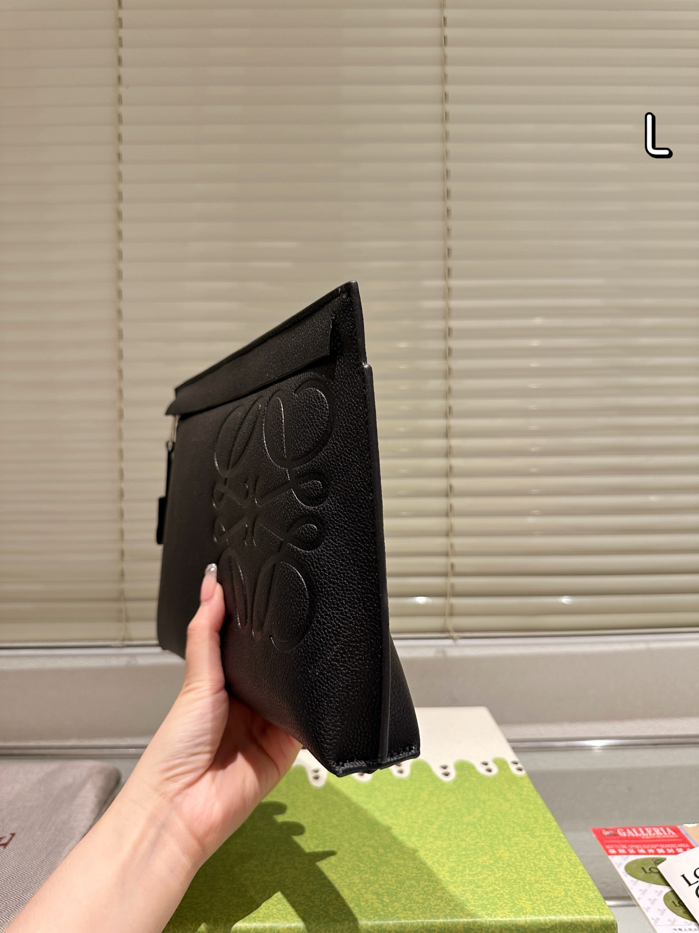 配礼盒🎁P140 Loewe 罗意威 手包 520限定手袋 甜而不腻的日常搭配 颜值质感被拿捏住了 凹造型必备✔️ 尺寸：31.20cm