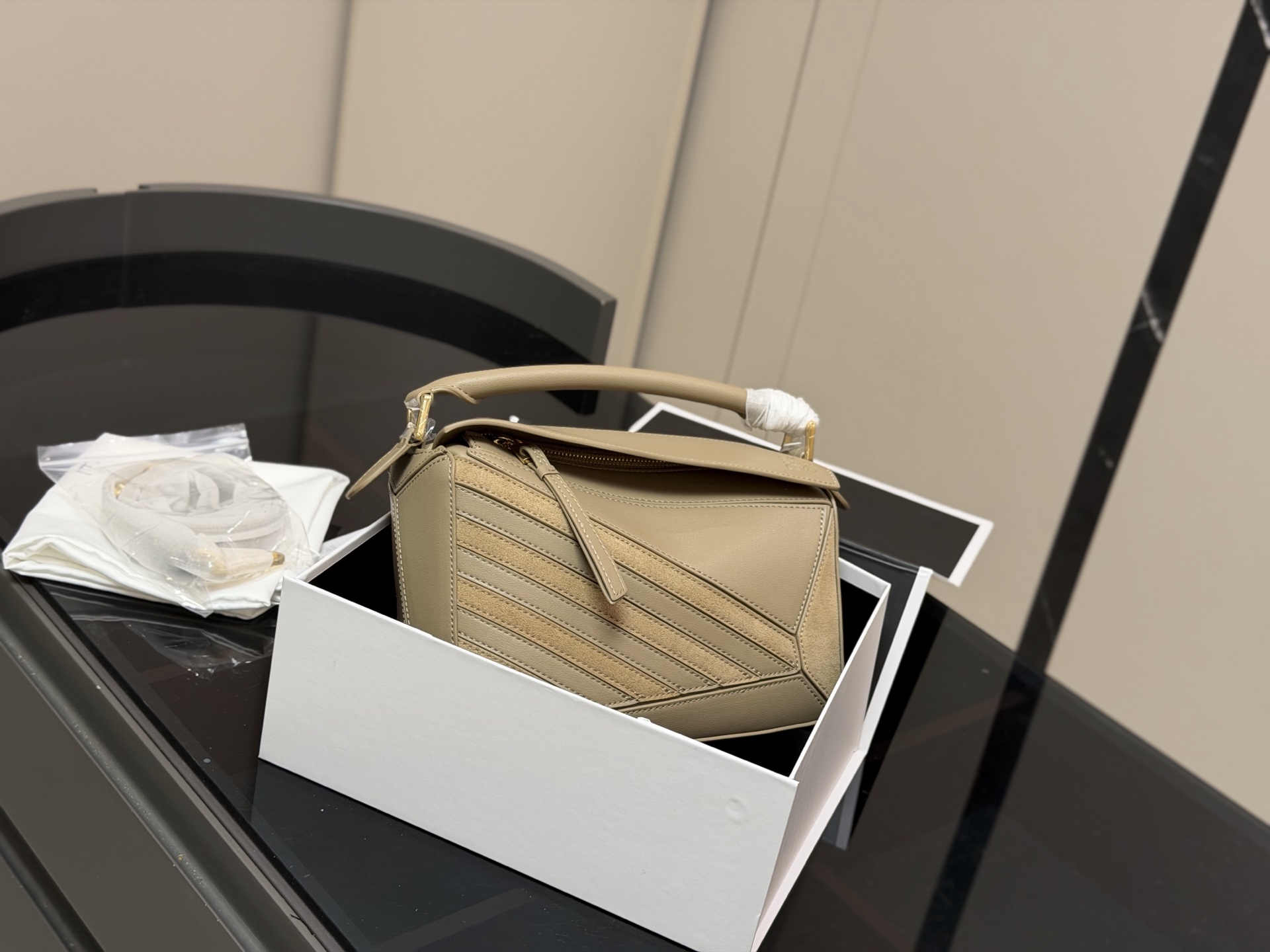 &yen;250 配盒 牛皮 尺寸： 24*15cm loewe 罗意威几何包puzzle 真心是不能错过的， PUZZLE又出新花样|经典牛皮碰撞复古绒面革 皮质的碰撞和对比 视觉变化 彰显几何魅力