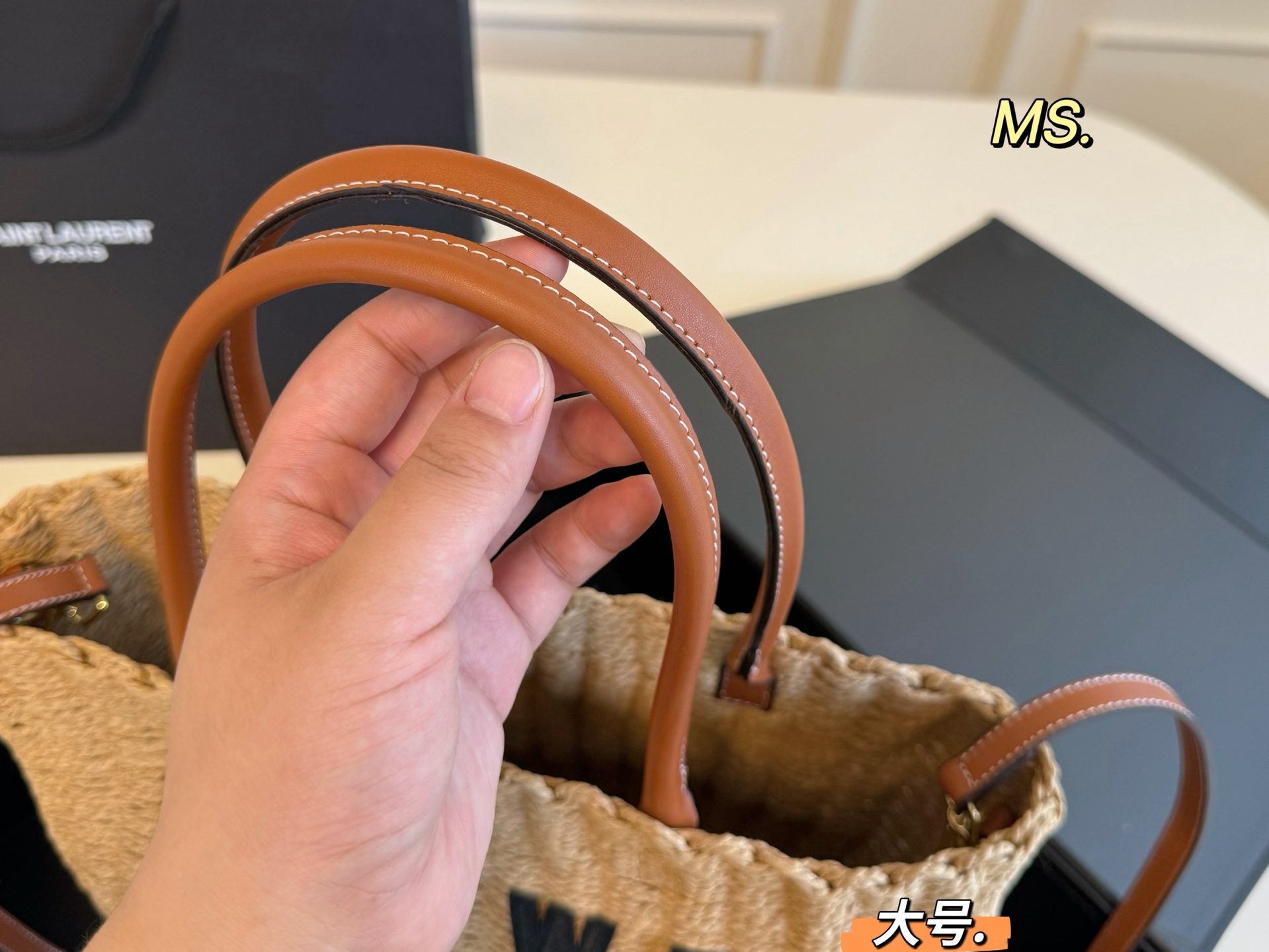 P95大号 （飞机盒） size：27&times;27大号 LOEWE 罗意威新款草编琴谱托特包💕 柔软拉菲草编织成立体包型， 一眼爱上，氛围感绝了👍 柔软又🈶️韧性，质感满🈵️ 既能度假🏖，又能通勤！