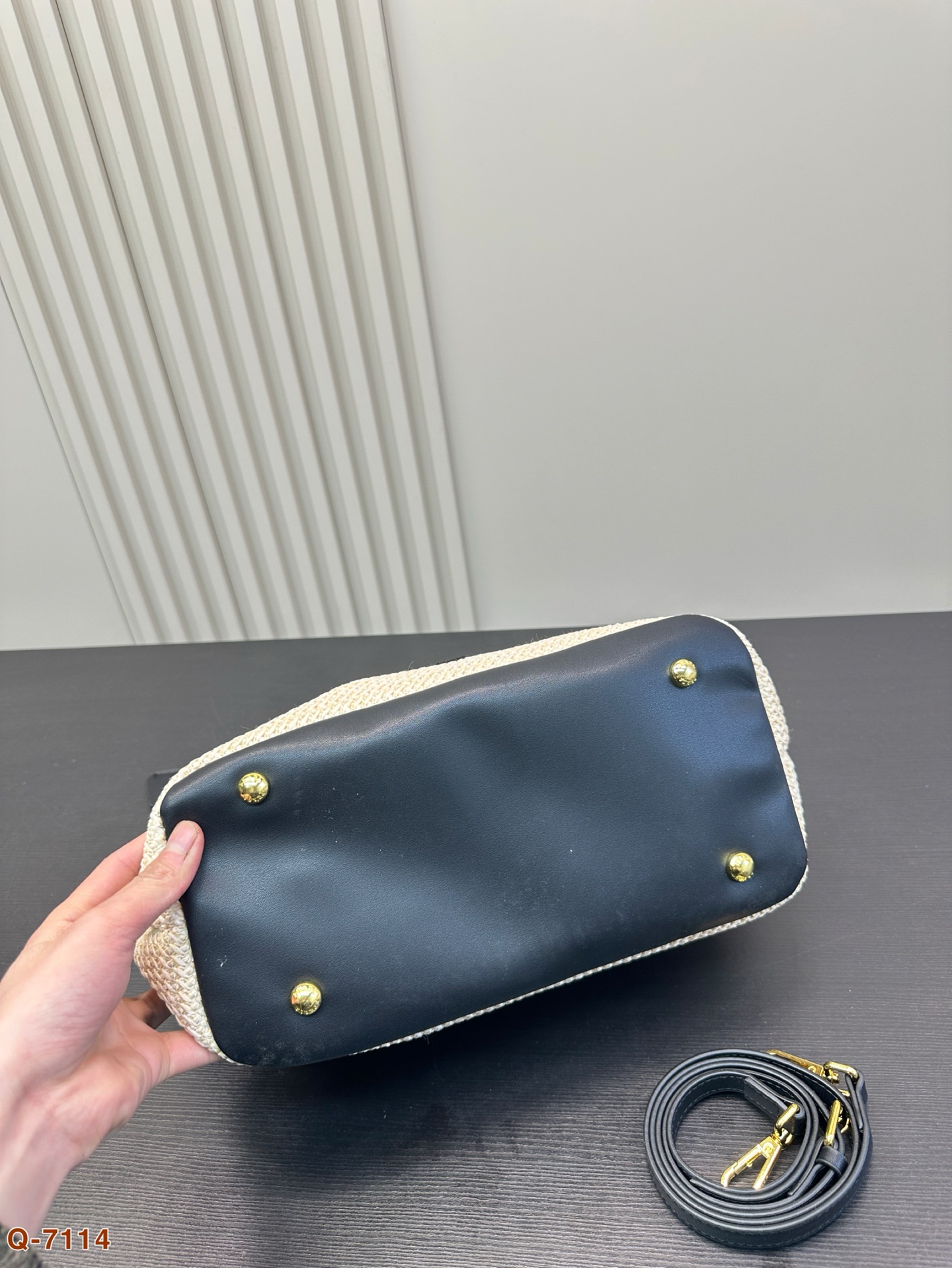 💰135尺寸小号21.23 💰135尺寸横款29.20 💰150尺寸大号31.33 普拉达prada阳光普拉达草编包购物袋的夏天啦，马上夏天了，来推荐这只prada阳光草编包.清爽也文艺，让你也可甜可美。设计也非常实用，容量也大。同款哦夏天怎么能少了草编包呢！