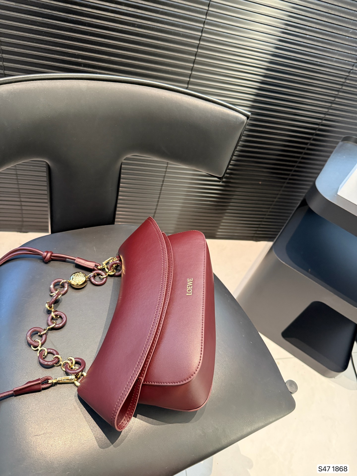 P285 罗意威LOEWE|七夕限定 Ola手袋，一眼心动! LOEWE这款 Ola手袋是七夕专属，简直美哭!弧形设计流畅优雅，搭配醒目的甜甜圈链条，辨识度超高。超实用，光滑牛皮革柔软轻便，背着毫无负担，超适时髦，细节太戳人:可拆卸管状肩带和链条，自由切换单肩或斜挎;翻盖开合顺滑，内袋收纳超方便。LOEWE烫金标志低调奢华，百搭又显气质。 尺寸：26 17 货号1868