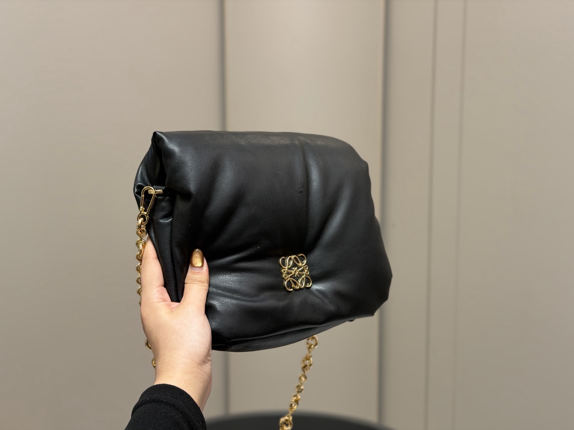 &yen;185 配折叠盒 size：22*17cm Loewe/罗意威 云朵枕头包 Gate Bag腋下斜挎包， 感觉gate是Loewe的礼物 ！ ⚠牛皮皮质！