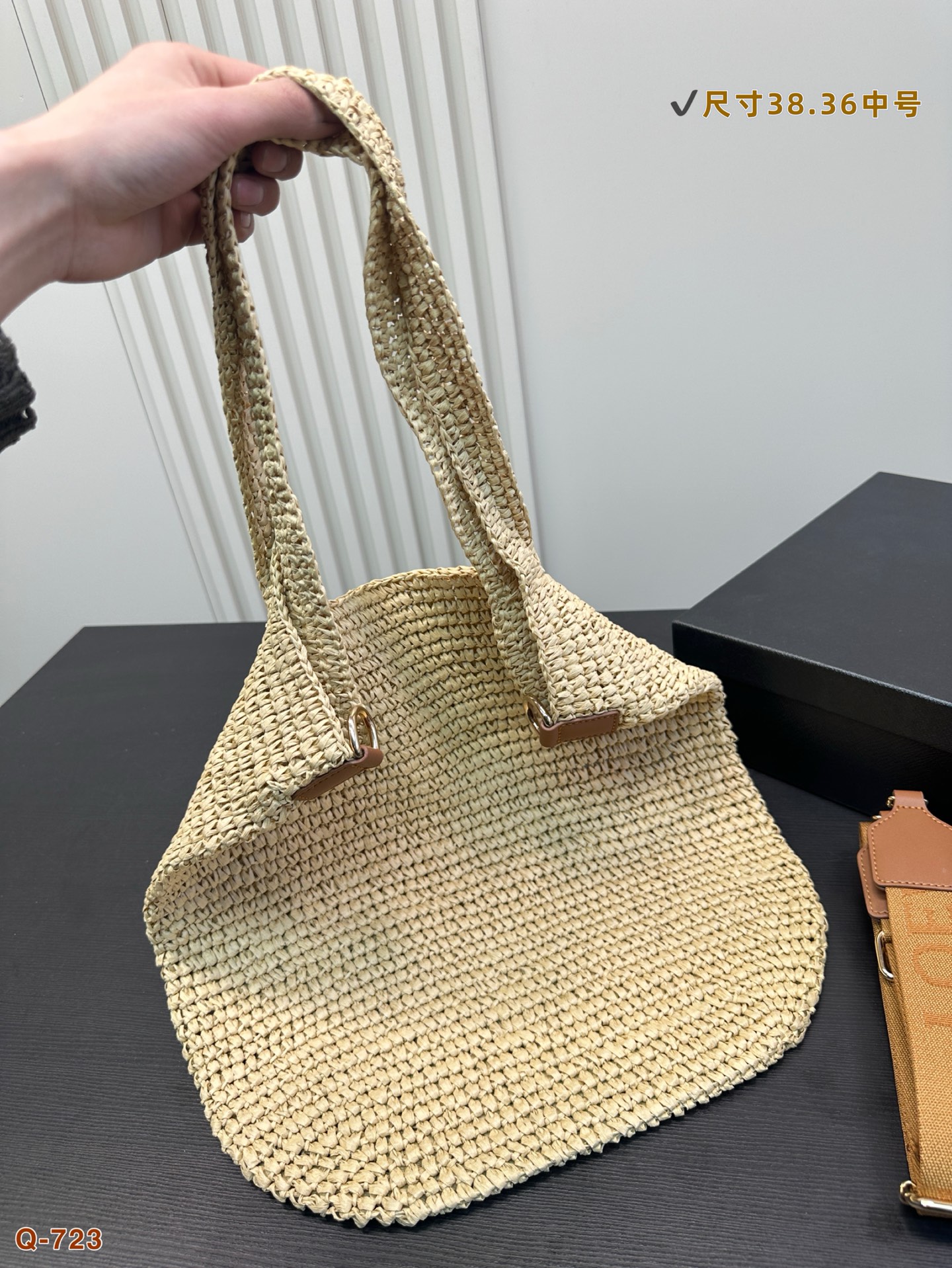 💰150 罗意威编织托特包，简单搭配的包袋，非常大气。 搭配衣服也是毫无难度。尺寸：38.36