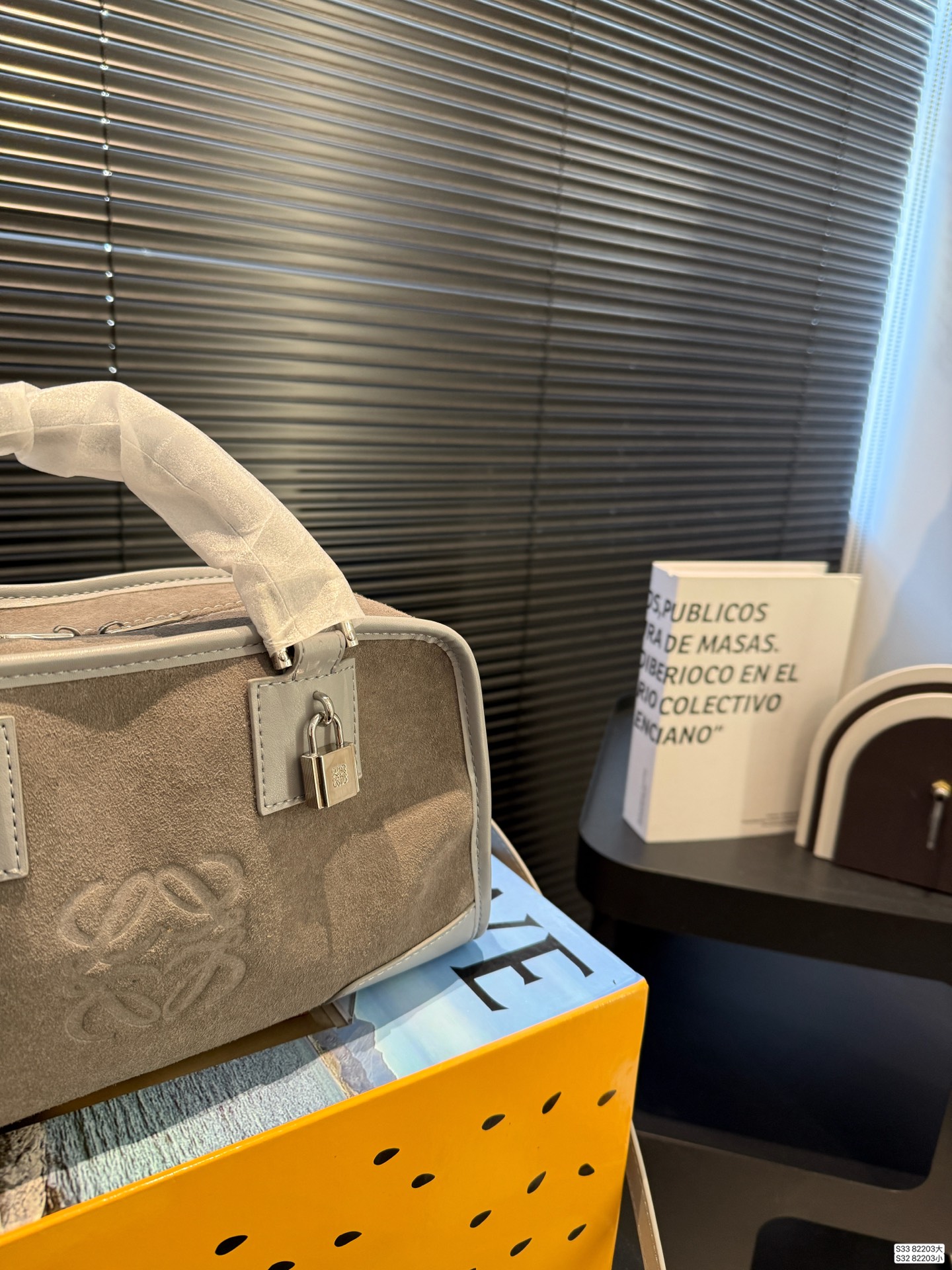 大号P215 小号P210 配盒子 罗意威这只简直太乖了 麂皮包今年冬天简直不要太火 银色loewe小锁也是酷的很 这个还可以加肩带单肩斜挎 一整个就是实用的美包！ 尺寸大36.5 21 小28.5 16 货号82203