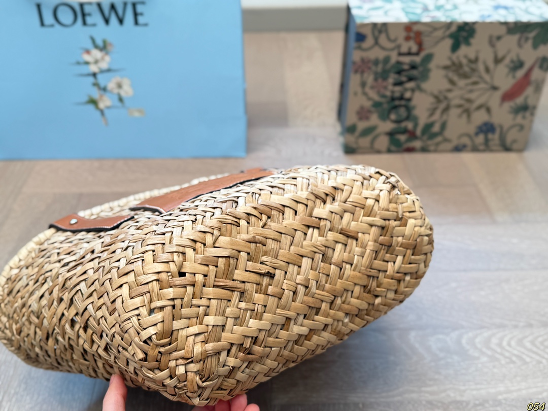 &yen;125/&yen;120/&yen;115 罗意威托特loewe草编包 即日常又耐脏的颜色 容量不容小觑哦✨ 尺寸：28 26/26 23/20 22