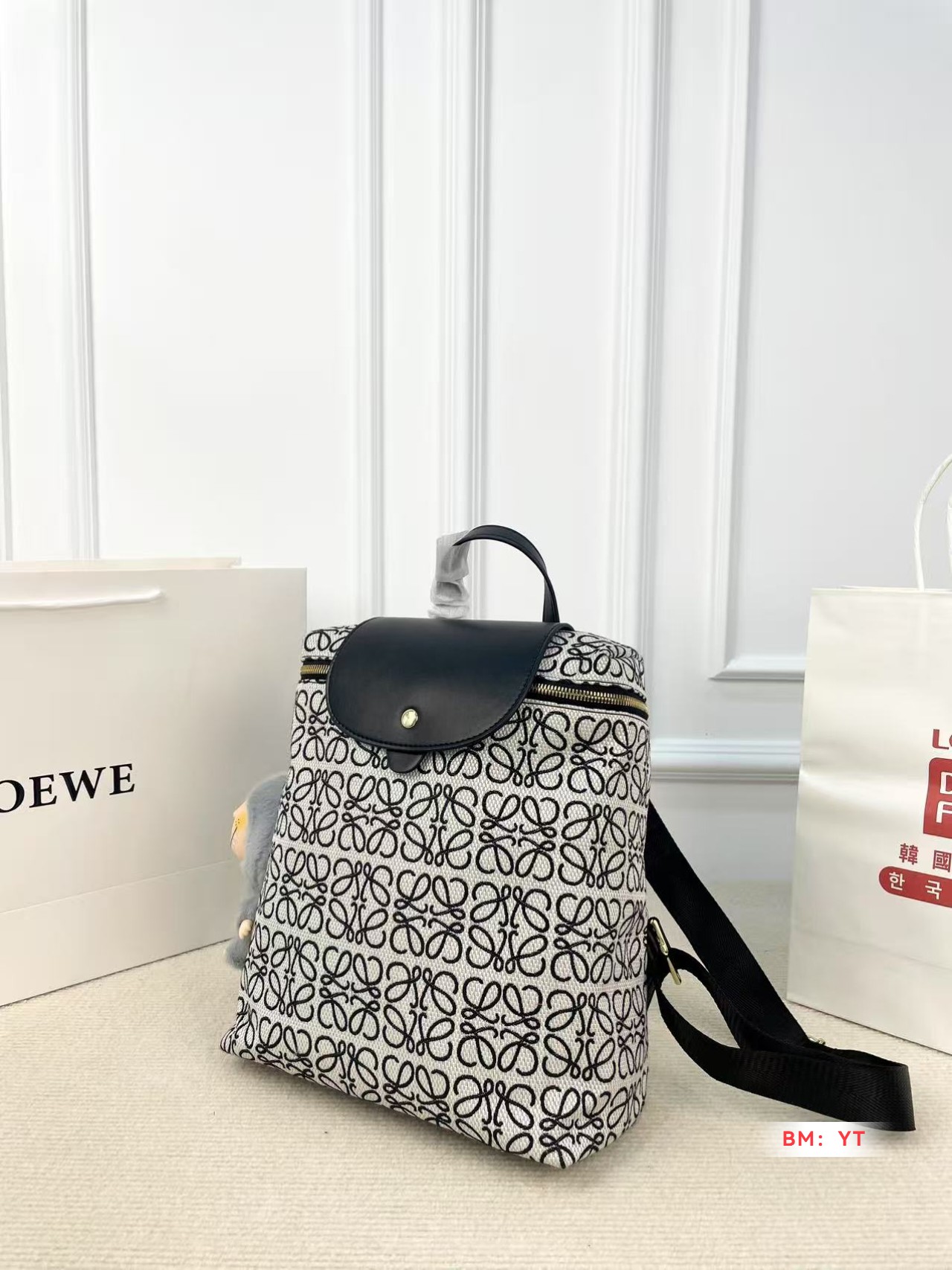 💰120 罗意威 爆款双肩出货 新款 男女背都好看 作为一只合格的双肩包 一定要好看 舒适 耐造 背包比较大 远途旅行带它准没错 也是学生党的最佳选择 超级实用 再适合不过小哥哥们和高挑的小姐姐啦 😍尺寸：25*28