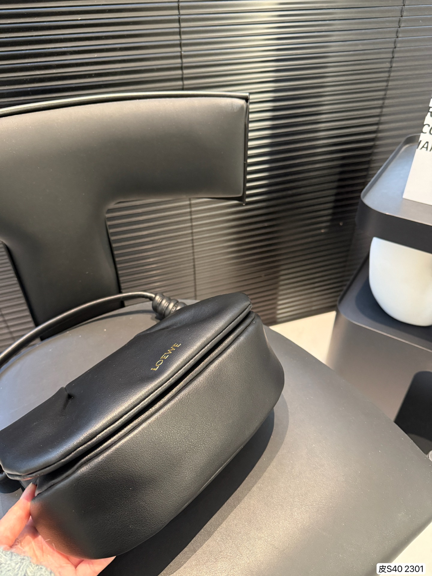 P250 纯皮罗意威腋下包 LOEWE 手拿包来给做一个搭配吧～ 小巧精致的同时容量也很够日常出街聚会带它柔软轻便 极简主义 洋溢着新鲜和时髦的气息漫步街头总会感到松弛和自在 尺寸：24 19 货号2301