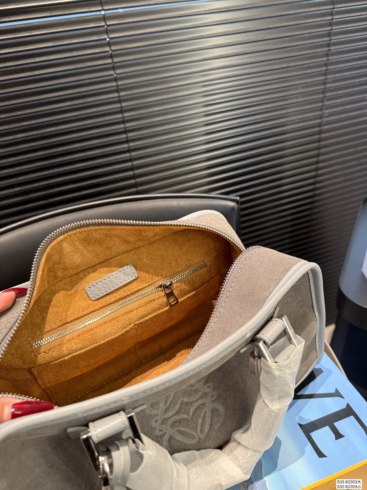 大号P215 小号P210 配盒子 罗意威这只简直太乖了 麂皮包今年冬天简直不要太火 银色loewe小锁也是酷的很 这个还可以加肩带单肩斜挎 一整个就是实用的美包！ 尺寸大36.5 21 小28.5 16 货号82203