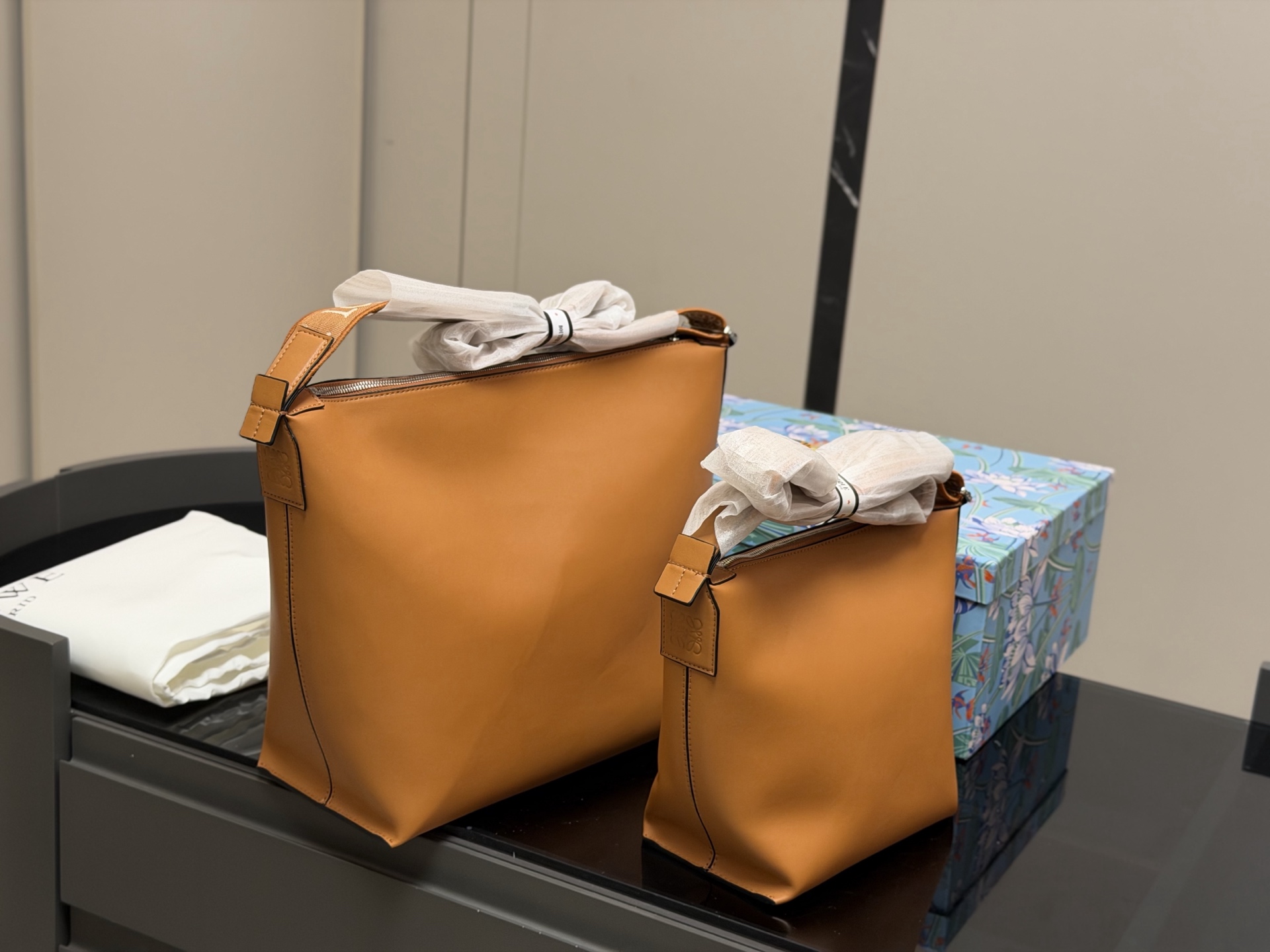 &yen;185 &yen;205 配盒 Loewe LOEWE/罗意威 牛皮cubi单肩包斜跨 loewe家比较低调的一个款式 小牛皮皮质超柔软自重又很轻 而且容量很大肩带可以调节能单肩斜挎 尺寸:21.22cm 33.29cm