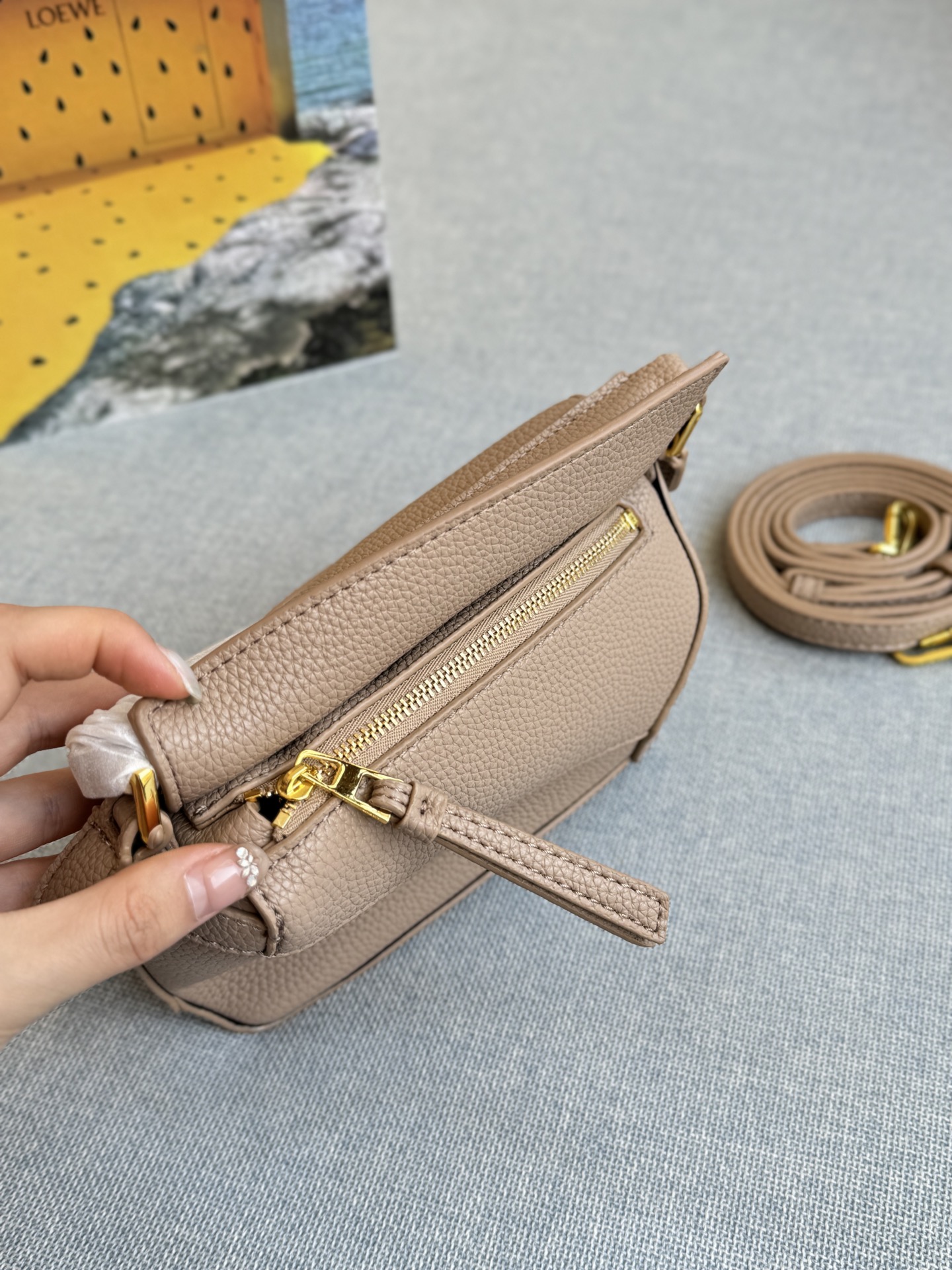 大💰160 折叠盒 小💰140 折叠盒 size：24&times;17/16&times;12 LOEWE罗意威 Puzzle 几何包/拼图包手提斜挎单肩包 焦糖色很🔥也很百搭 一年四季都可以背 低调又高级，闭眼入~ 这款自带logo的宽肩带puzzle太爱啦 妥妥时髦精一枚 满满的高级感扑面而来 经典永不过时的几何包，好心动啊