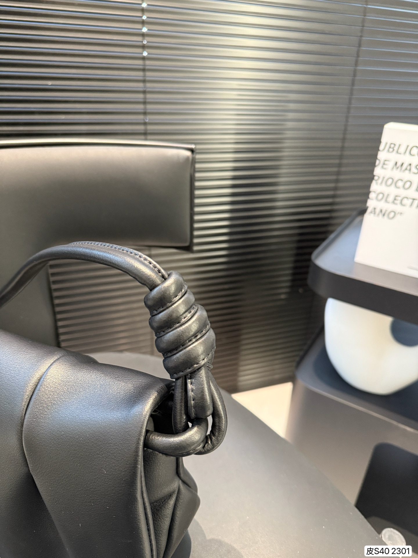 P250 纯皮罗意威腋下包 LOEWE 手拿包来给做一个搭配吧～ 小巧精致的同时容量也很够日常出街聚会带它柔软轻便 极简主义 洋溢着新鲜和时髦的气息漫步街头总会感到松弛和自在 尺寸：24 19 货号2301