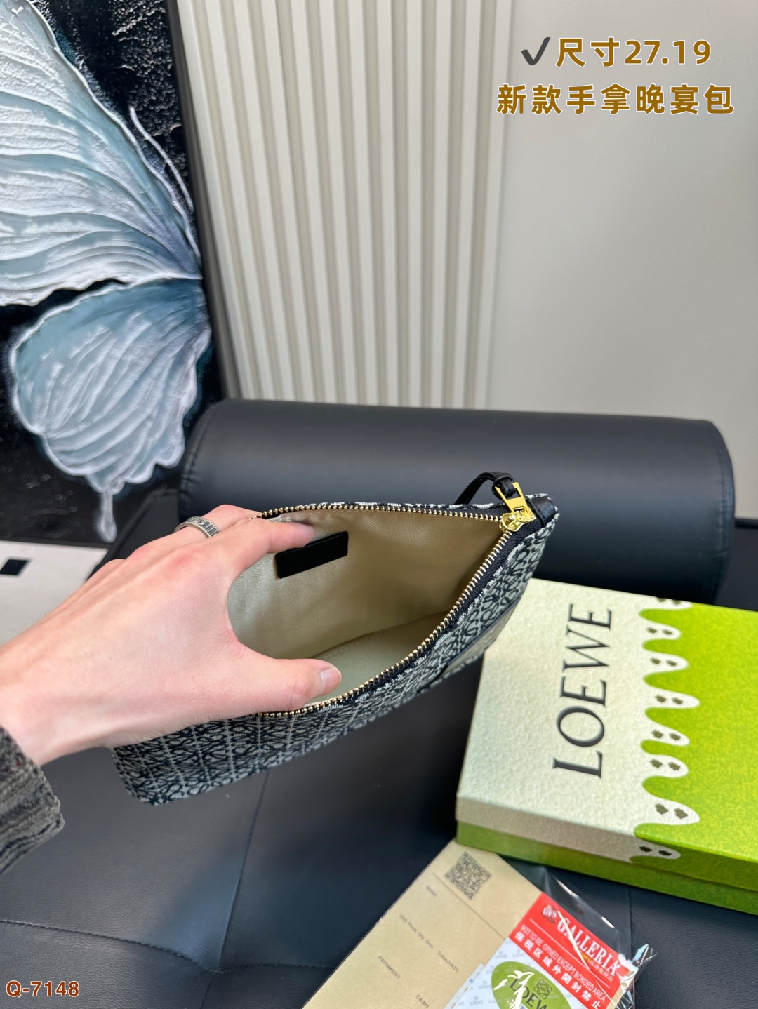 💰105 配礼盒 LOEWE罗意威新款帆布手拿包晚宴包 满logo帆布手包，加宽底座空间超大，满足日常所需～简单大方，手感超好！！ 尺寸27.19