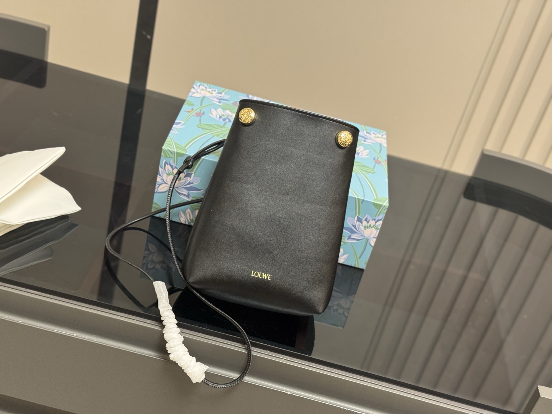 &yen;145 配盒 罗意威pebble pouch 好能装 罗意威新出的pebble手机包 又好看又能装～ 自带的肩带可以随意调节 配上毛毡小挂件 很可爱 放手机充电宝墨镜盒等等都能放下 超级实用的包包 推荐！ 尺寸:18.22cm