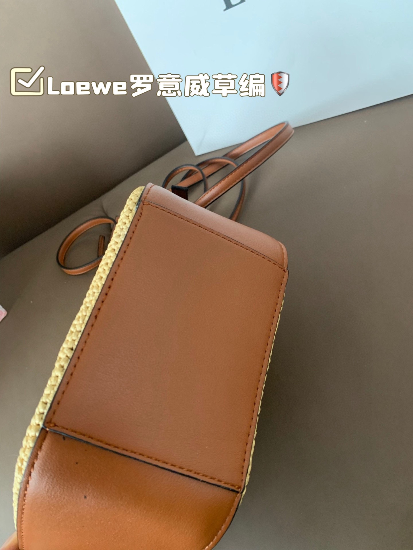 P180 Loewe罗意威草编 好适合夏天 自带一根腋下的肩带和一根斜挎长肩带 非常滴实用 尺寸18&times;16折叠盒