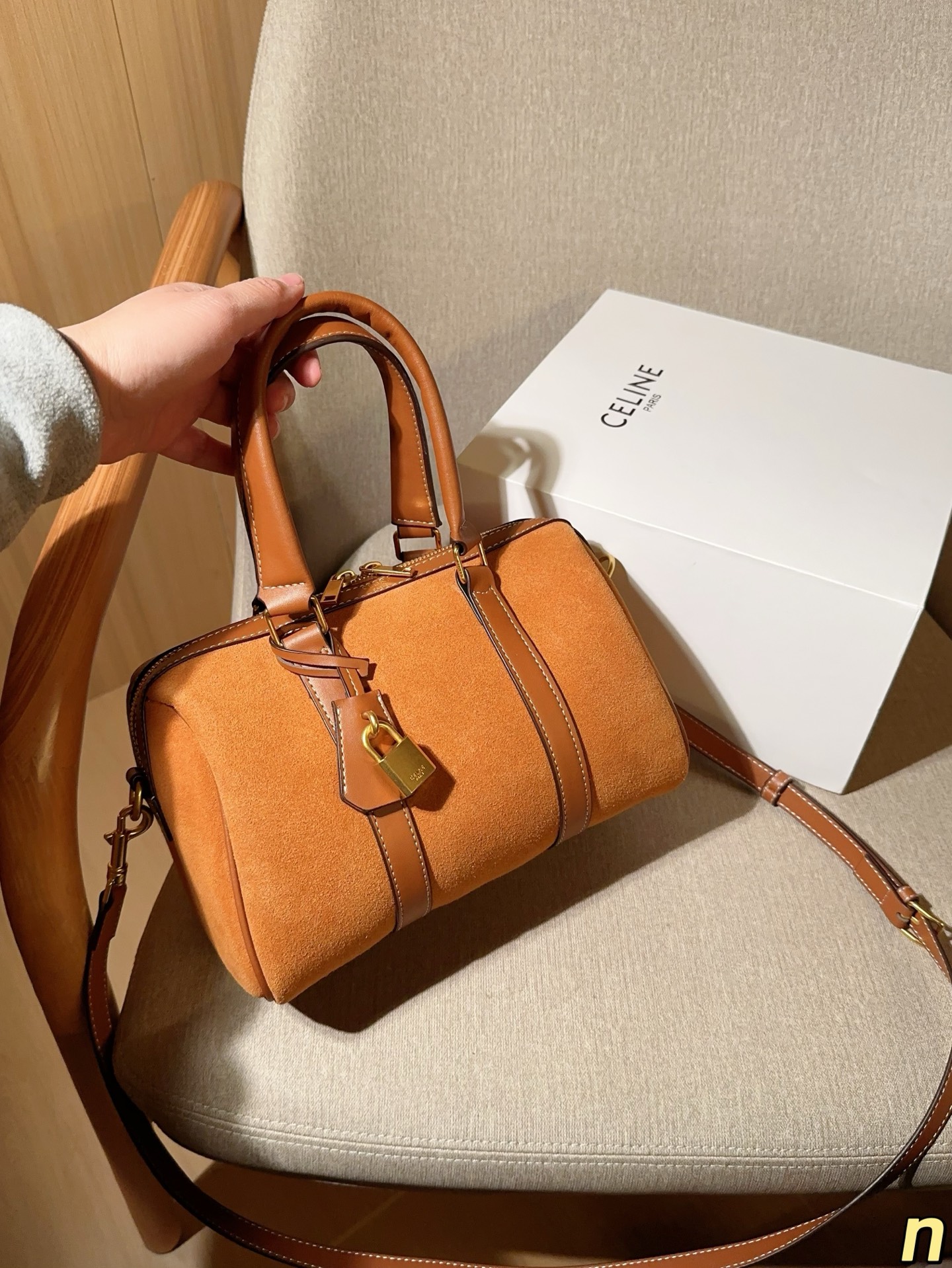 💰175 赛琳Celine 麂皮绒波士顿Boston枕头包 尺寸25cm 礼盒包装🎁
