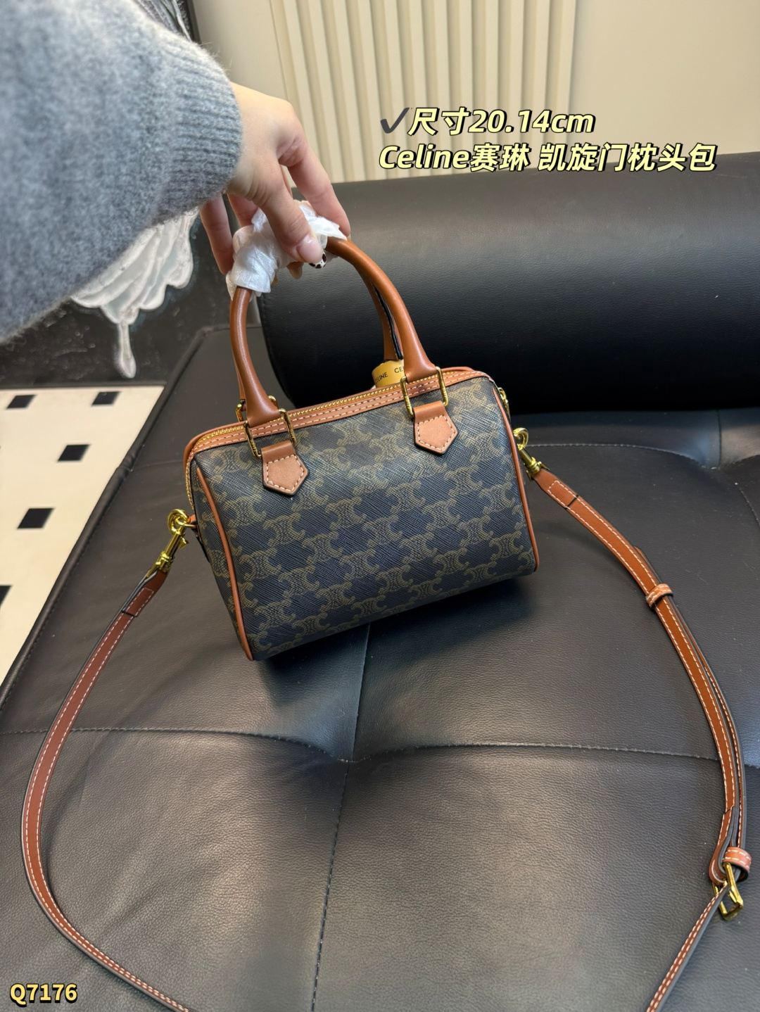 💰155 配盒带丝巾 尺寸：20.14cm CELINE赛琳凯旋门小号波士顿老花枕头包 lisa同款~小号比mini更实用更日常！ 凯旋门老花复古感十足，不易过时！手拎可盐可甜，单肩又欲又酷~，既实用又时尚，盘它! 非常能装的包型，自带复古感，秋冬适配 小号容量可以放下手机 卡包 钥匙 粉饼 口红等&hellip; mini可爱 也能放下女生平时用到的化妆品