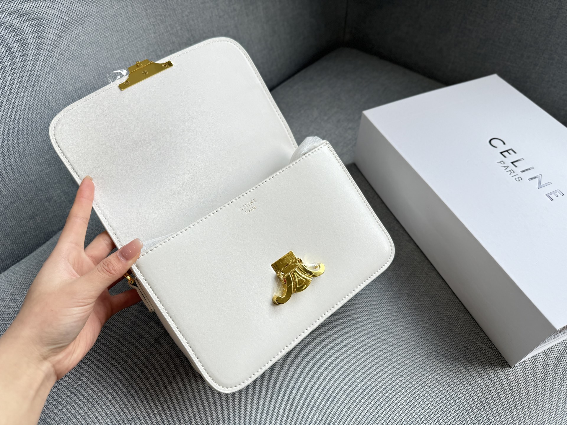 大💰155 折叠盒 小💰150 折叠盒 size：22&times;16/18.5&times;14.5 CELINE赛琳 Triomphe 豆腐包 单肩包斜挎包 毫不费力的高级感✨Celine凯旋门轻松拿捏 🖤Celine 凯旋门黑金腋下包 轻便，容量刚好，通勤、休闲、甜酷风都很适合 包包全身都是Box皮的质感 夏天搭配露肤上衣 有种精致都市丽人的感觉 低调有质感 百搭且不会过时