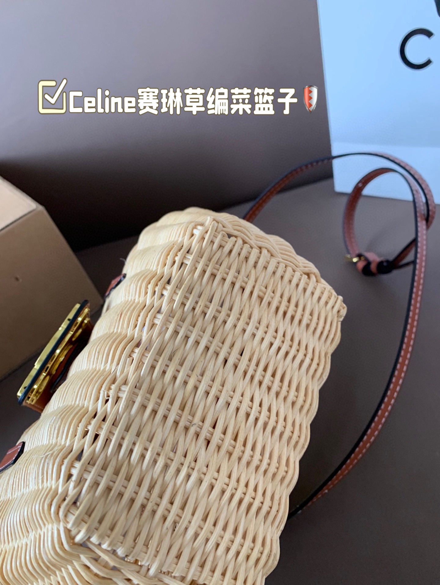 P155 Celine赛琳草编菜篮子 这款编织菜篮子 实在抵挡不住他的诱惑了好看的文艺风来啦～样子真的让人无数次心动 尺寸13*15飞机盒