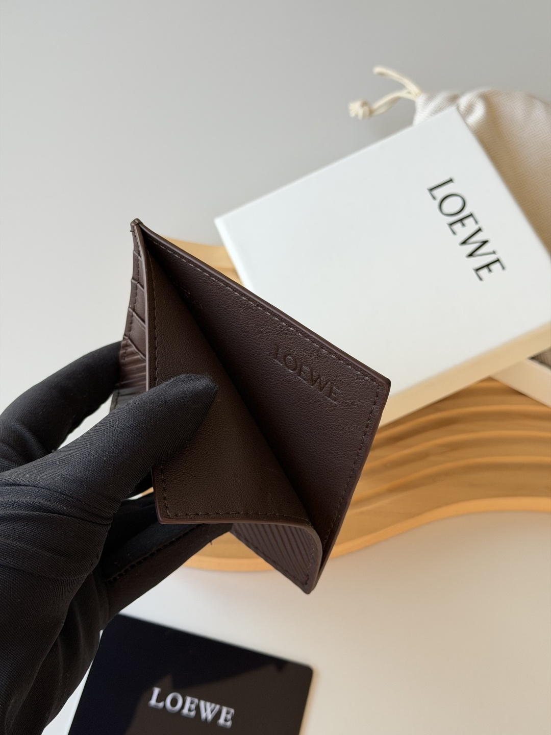 💰125包邮❗ 升级版2025 Loewe罗意威新款卡片包 信用卡 小零钱 水波纹牛皮 相比老款精致啦不止一点点呀~~配盒、防尘袋！ 情人节选这种小配饰也不错 ~~ 款号：Ｌ1149 尺寸：10*7.5cm