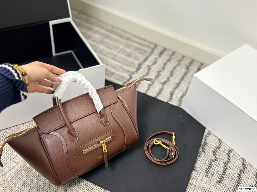 p240 尺寸25&times;19折叠盒 CELINE 赛琳New Luggage 手袋笑脸包 通勤休闲都很适合。 手提斜挎都OK，实用又优雅，CELINE经典