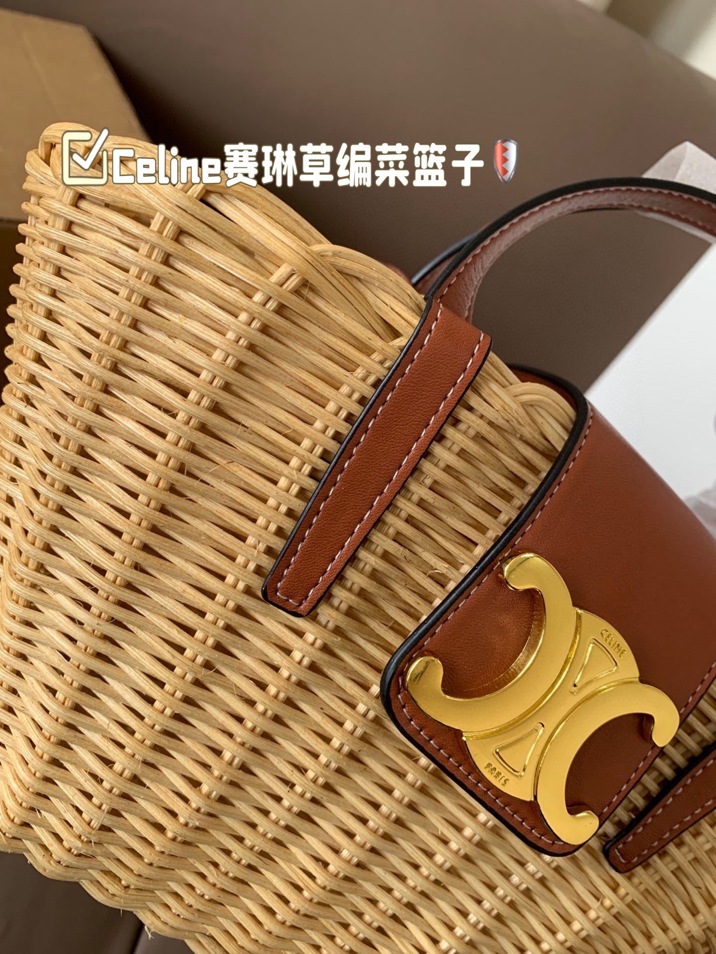 P155 Celine赛琳草编菜篮子 这款编织菜篮子 实在抵挡不住他的诱惑了好看的文艺风来啦～样子真的让人无数次心动 尺寸13*15飞机盒