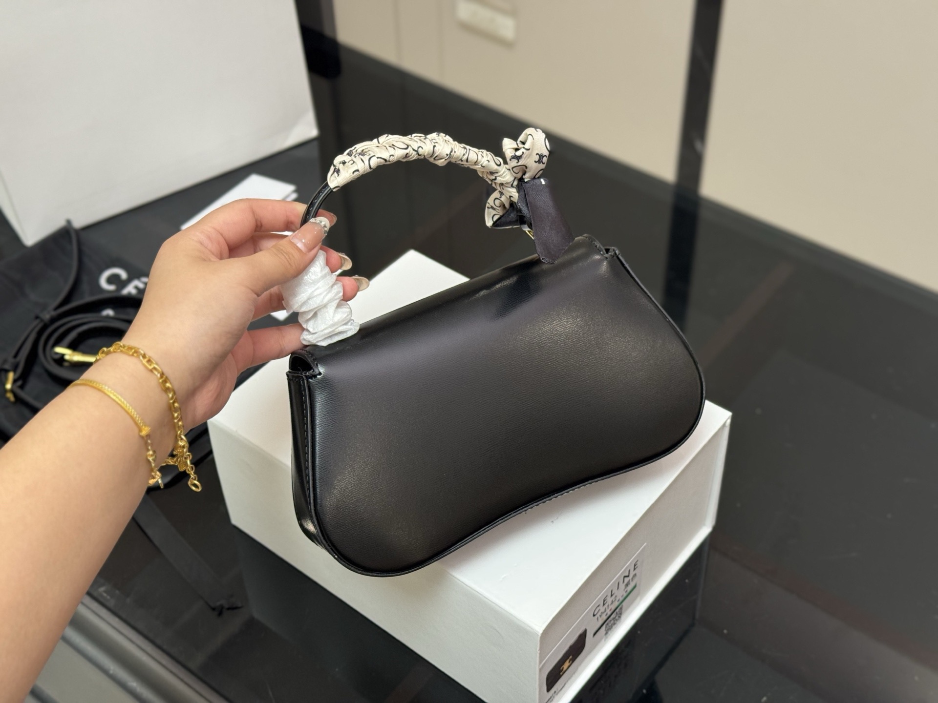 ¥160 配折叠盒 size:22*12cm celine 超美腋下包 凯旋门 ⚠️升级版 重新出货 复古性感百搭小包 赛琳不容错过!! ⚠️牛皮皮质 这个冬天您离不开它!