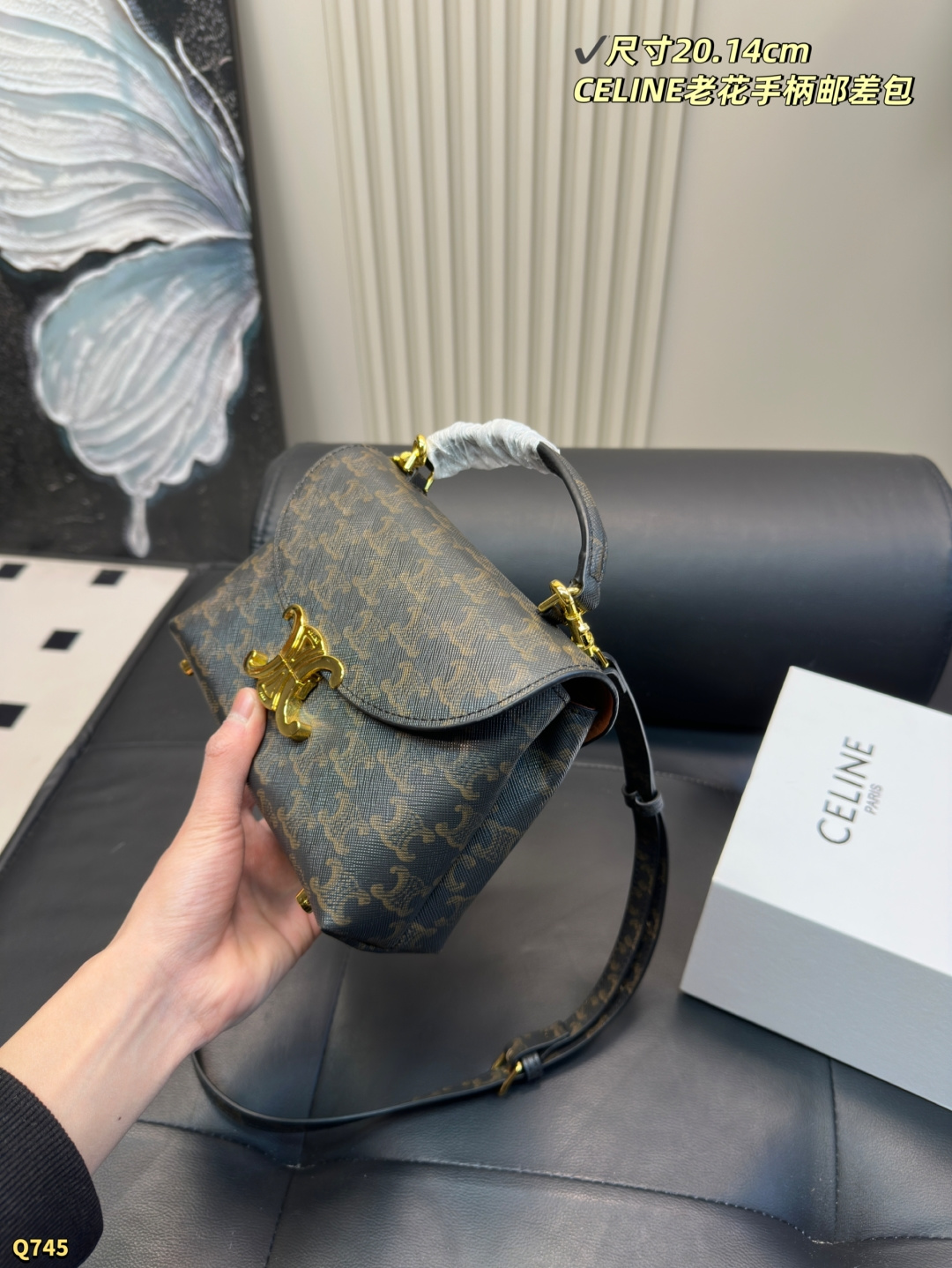 💰175配折叠盒 尺寸20.14cm 赛琳CELINE ｜老花NINO小号 经典元素：老花图案 复古与现代感兼具，辨识度高 相对于其它品牌的老花 Celine更低调跟年轻时髦 老花：帆布涂层 好处：轻便耐磨 防水 防刮蹭 护理简单 佩戴方式：手拿 斜挎 单肩