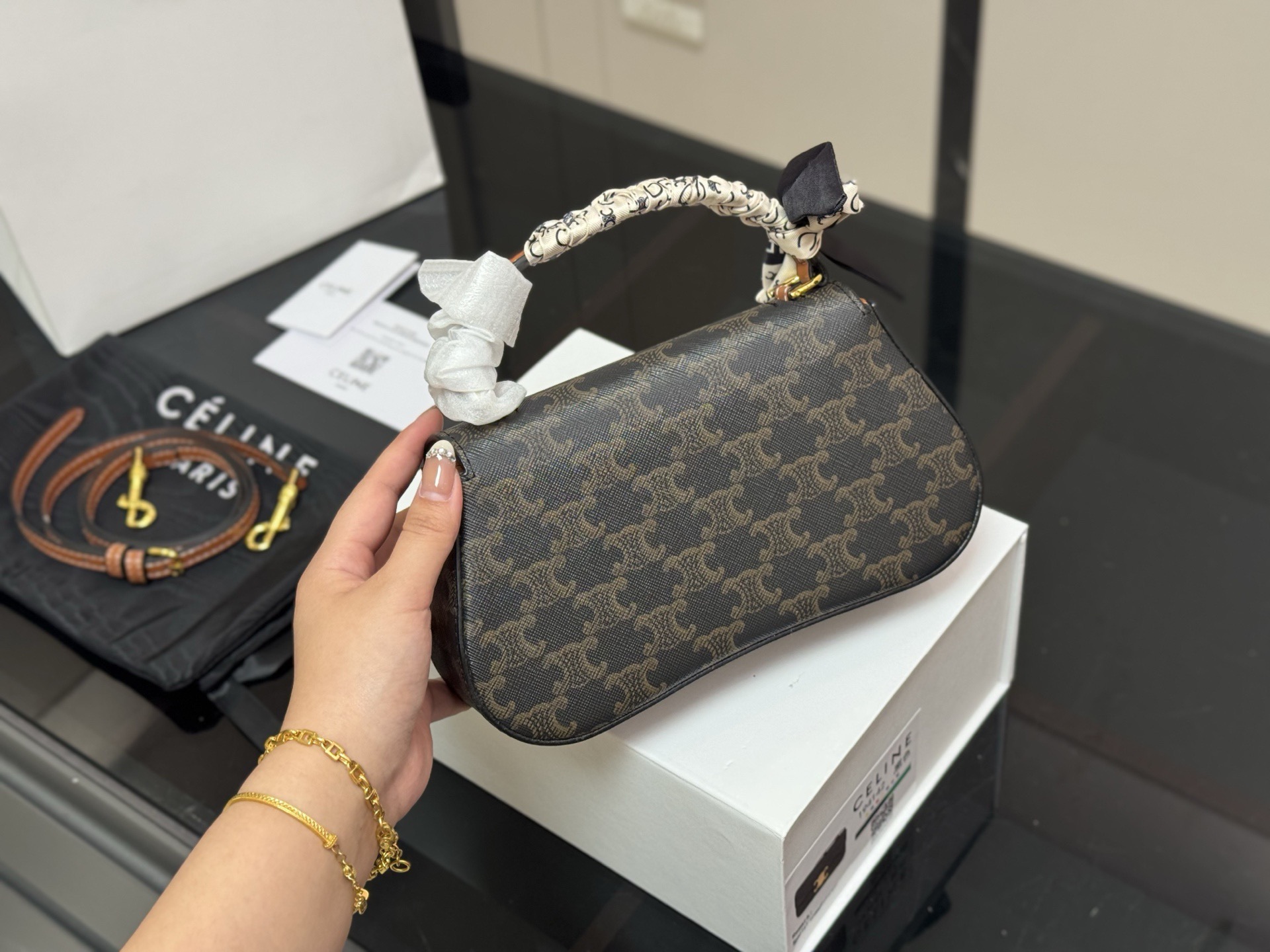 &yen;160 配折叠盒 size：22*12cm celine 超美腋下包 凯旋门 ⚠️升级版 重新出货 复古性感百搭小包 赛琳不容错过！！ ⚠️牛皮皮质 这个冬天您离不开它！