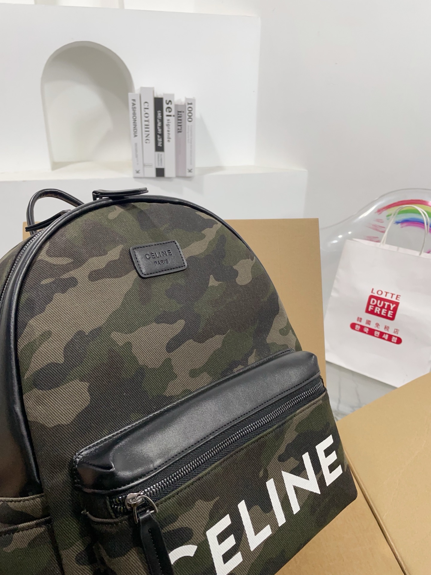 👑💰💰150💰 尺寸32/35cm 赛琳迷彩新款双肩包😍超好背哒，进口面料，果然时尚潮流是一个大轮回！复古又时尚百搭！