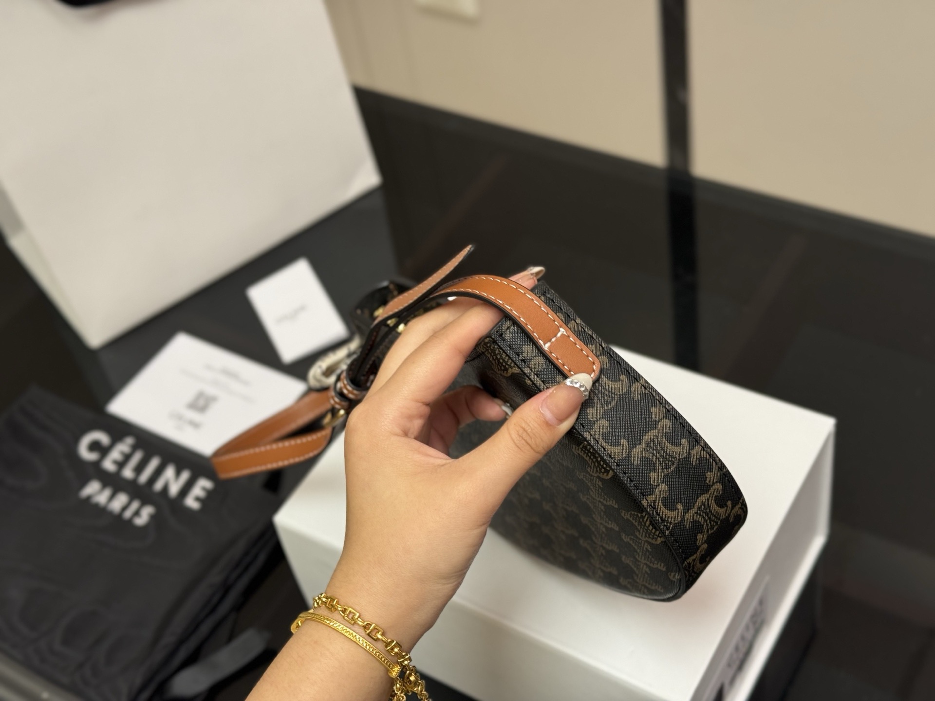 &yen;160 配盒 size：23*13cm celine tilly 好看又好用的包 2025新款小可爱Tilly 复古性感百搭小包 赛琳不容错过！！ ⚠️牛皮皮质