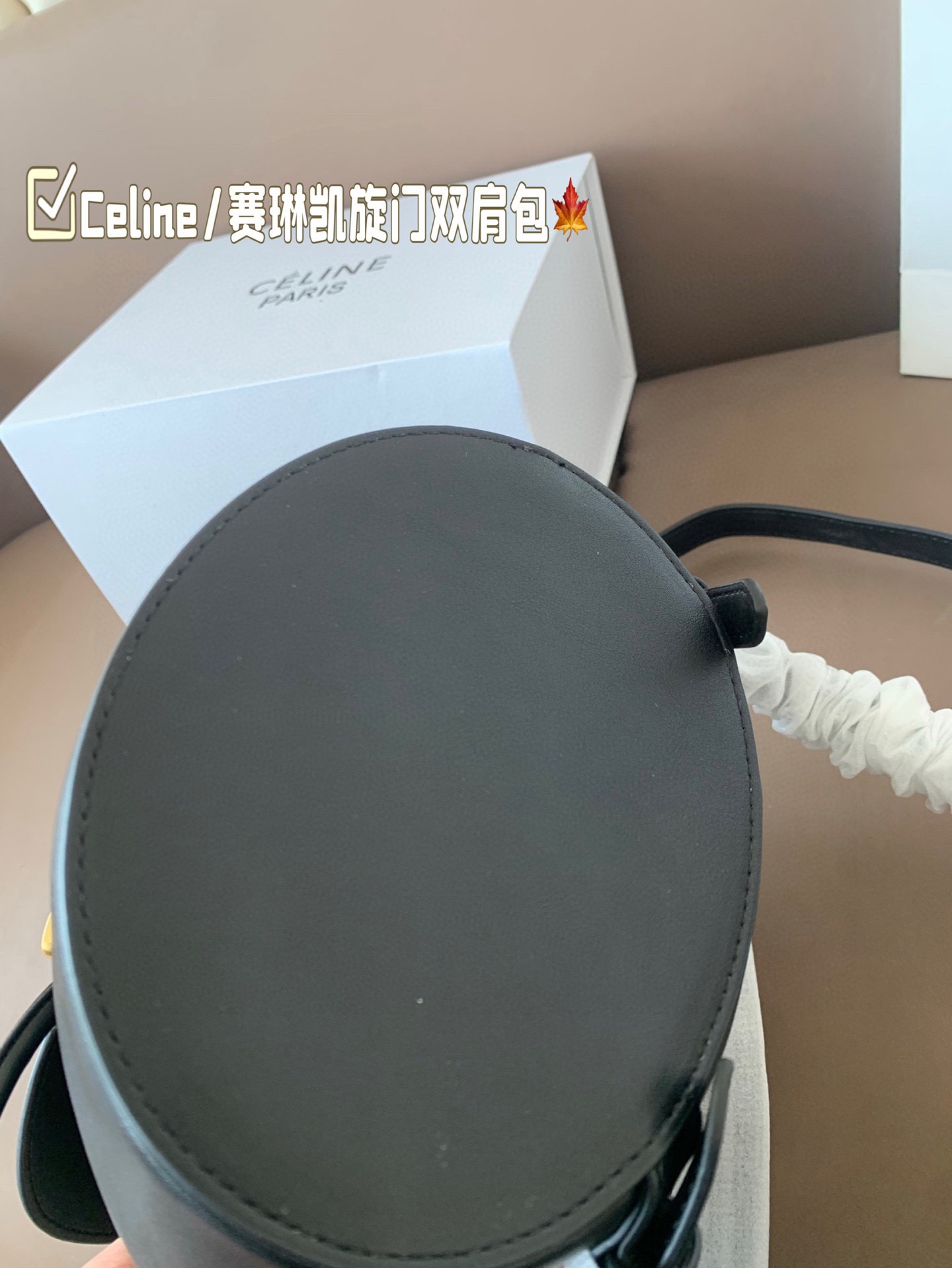 P150 Celine/赛琳TRIOMPHE 凯旋门老花双肩包Lisa同款 将复古元素与一向拿手的利落线条 尺寸18*23 折叠盒