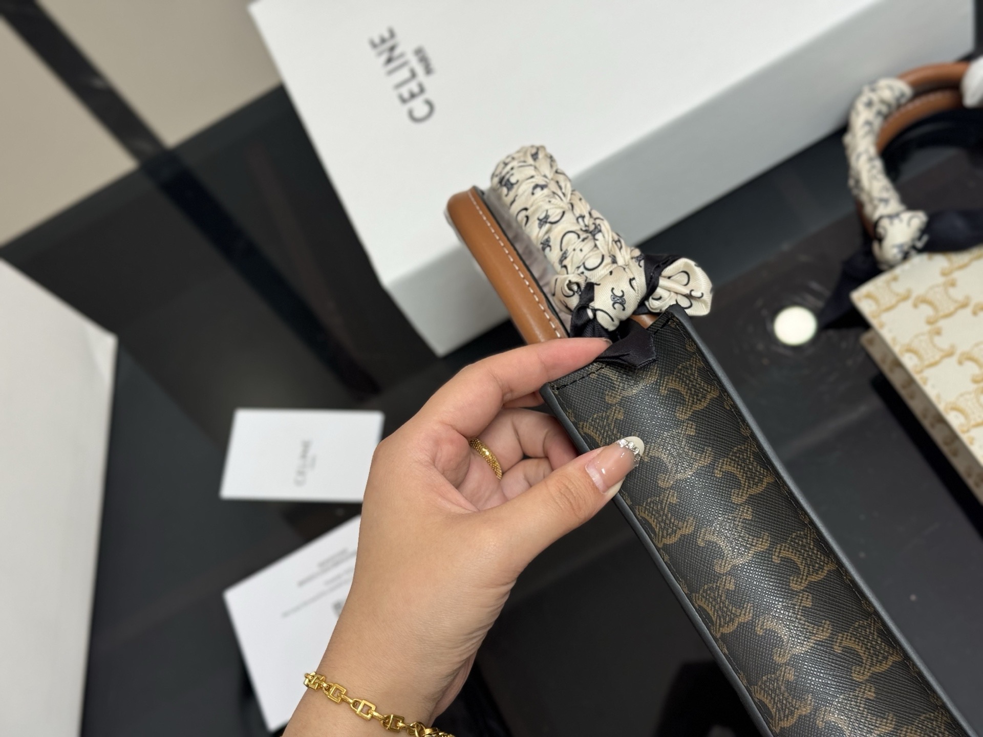 &yen;150 配折叠盒 size：17*21cm celine 老花 mini 琴谱 赛琳老花耐看耐用 可爱又超级大气的一款！ 它绝对是四季款！ydds