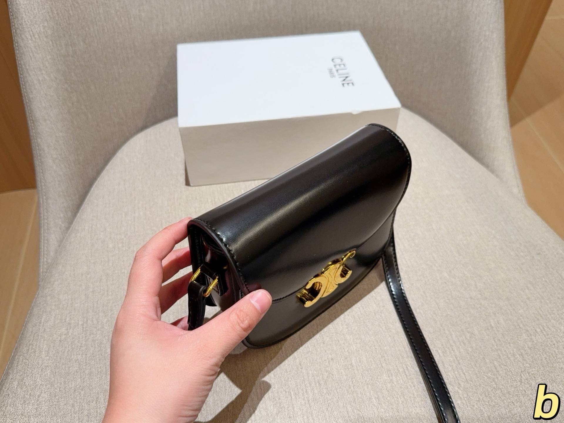 💰140 Celine/赛琳 经典半圆马鞍包 尺寸18&times;15&times;5 礼盒包装🎁