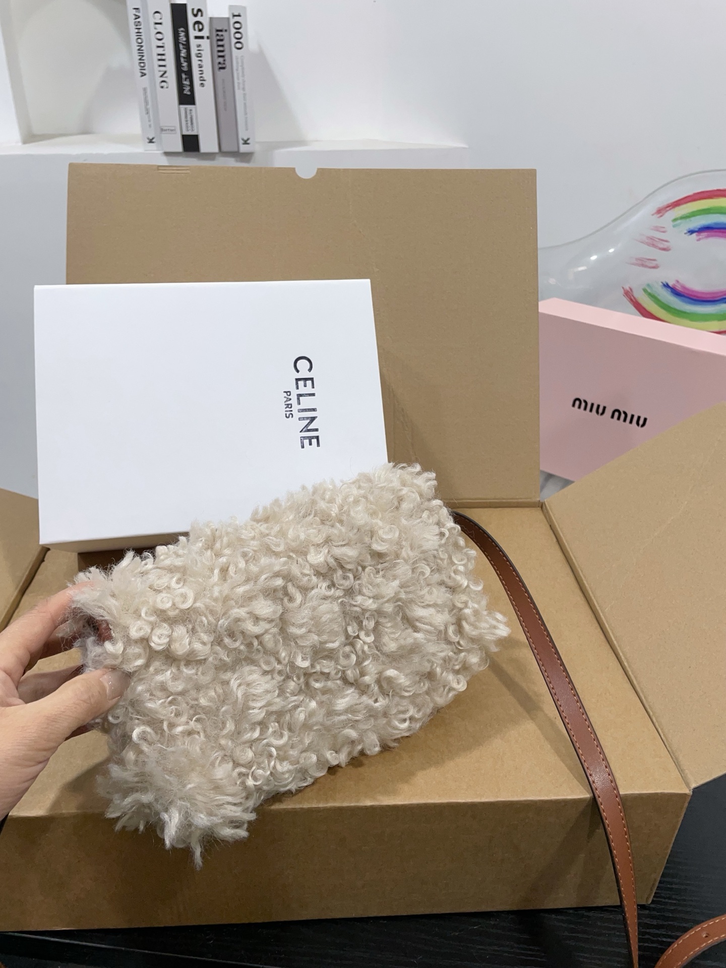 👑💰130💰配盒 赛琳原版羊羔毛hobo 红红火火恍恍惚惚出街啦~ 搭配衣服真的吼吼看~一秒时尚感千金风拉满红色也很显眼,好多场合都可以搭配 张元英同款~~~ 尺寸21cm