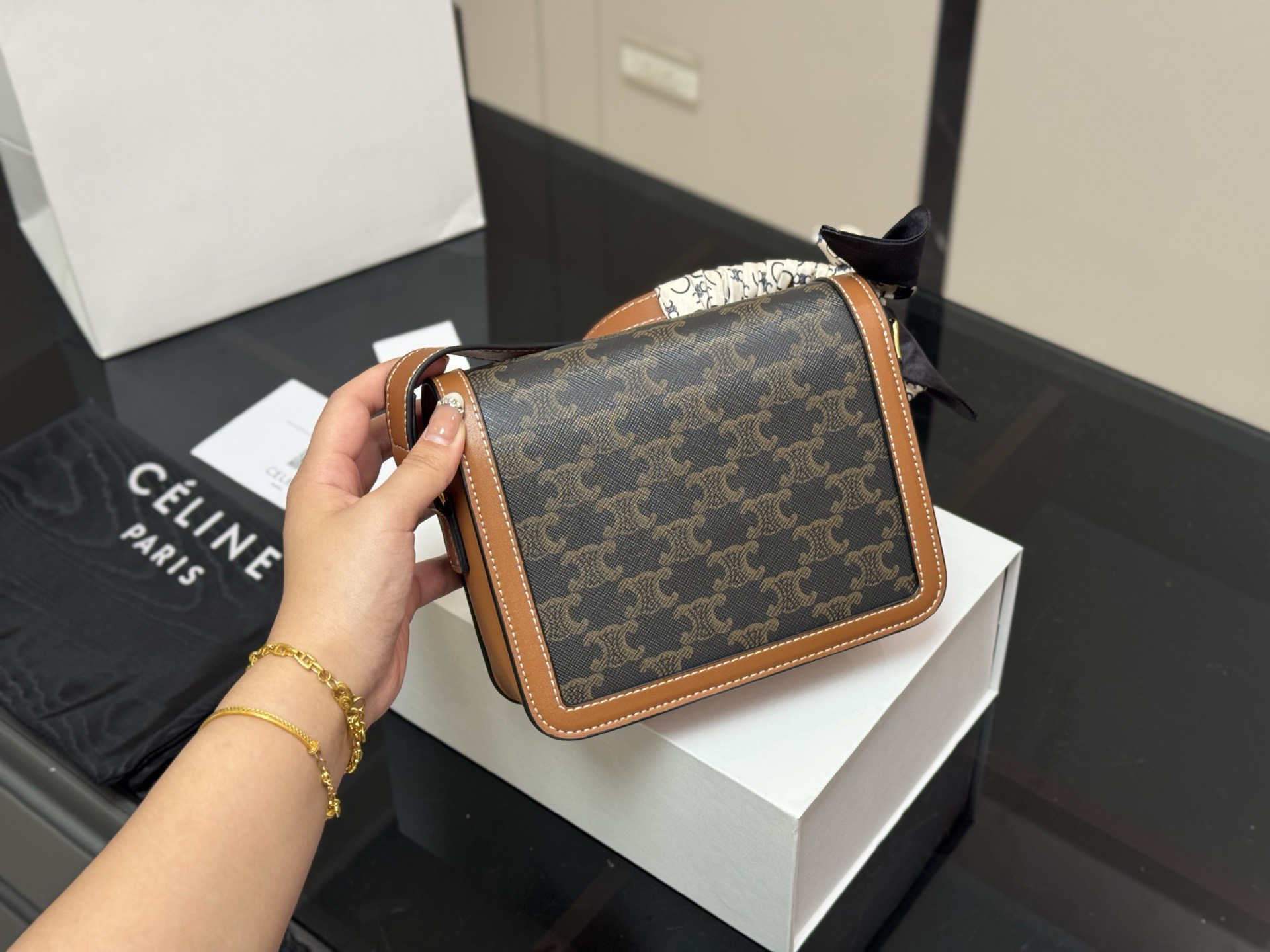 &yen;180 &yen;190 配折叠盒 尺寸：23cm*17（大） 19cm*15（小） 赛琳 凯旋门！ 很高端！很高级! 很适合🈴️四季！ ⚠️牛皮！牛皮！