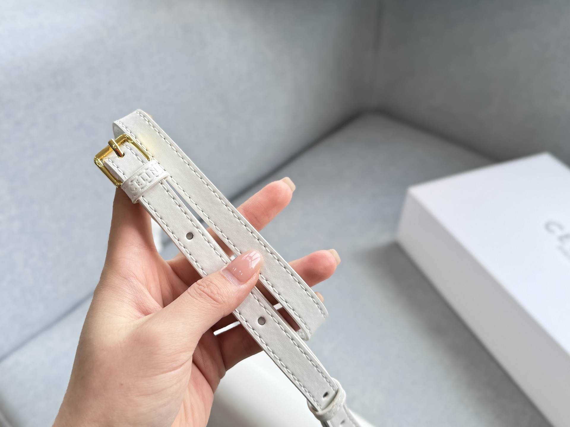 大💰155 折叠盒 小💰150 折叠盒 size：22&times;16/18.5&times;14.5 CELINE赛琳 Triomphe 豆腐包 单肩包斜挎包 毫不费力的高级感✨Celine凯旋门轻松拿捏 🖤Celine 凯旋门黑金腋下包 轻便，容量刚好，通勤、休闲、甜酷风都很适合 包包全身都是Box皮的质感 夏天搭配露肤上衣 有种精致都市丽人的感觉 低调有质感 百搭且不会过时