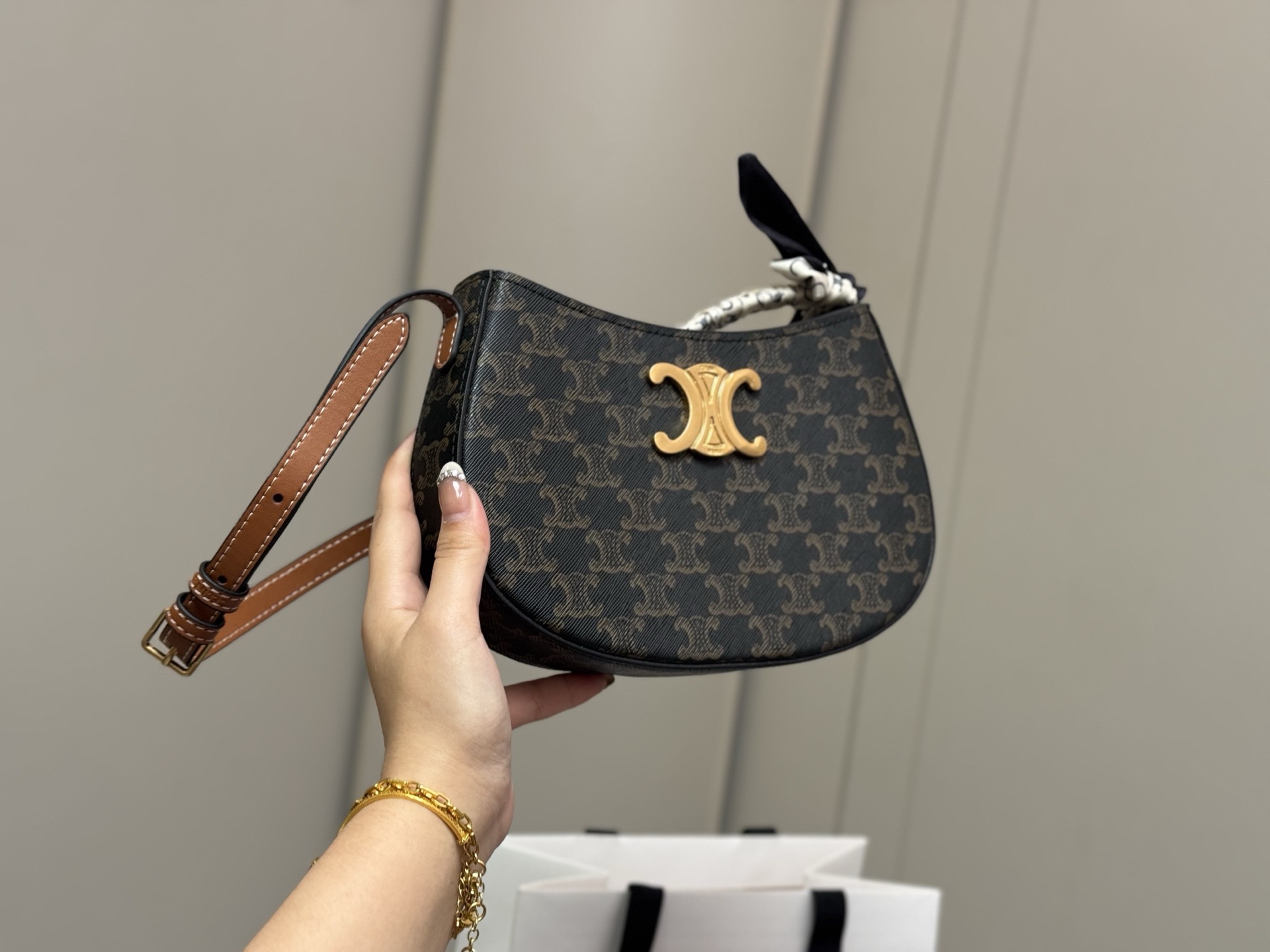 &yen;160 配盒 size：23*13cm celine tilly 好看又好用的包 2025新款小可爱Tilly 复古性感百搭小包 赛琳不容错过！！ ⚠️牛皮皮质