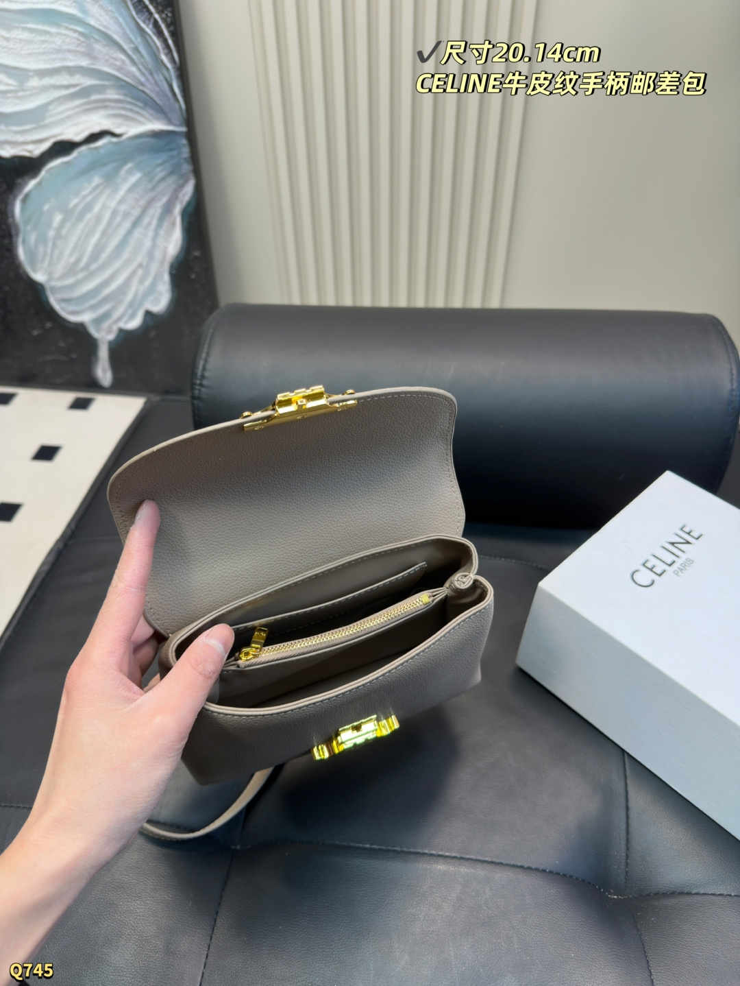 💰175配折叠盒 尺寸20.14cm 赛琳CELINE｜粒面牛皮🤎Teen Nino手柄邮差 TEEN NINO手袋👜采用天然粒面小牛皮材质 触感柔软且保留天然纹理，耐用不易变形 内里为Napa羊皮 搭配金色Triomphe金属锁扣，整体呈现低调奢华的棕褐色 配备顶部短手柄和可拆卸可调肩带 支持手拎、肩背或斜挎多种背法 包内结构包含两个主隔层 两个内贴袋和一个中央拉链袋 兼顾优雅与实用性