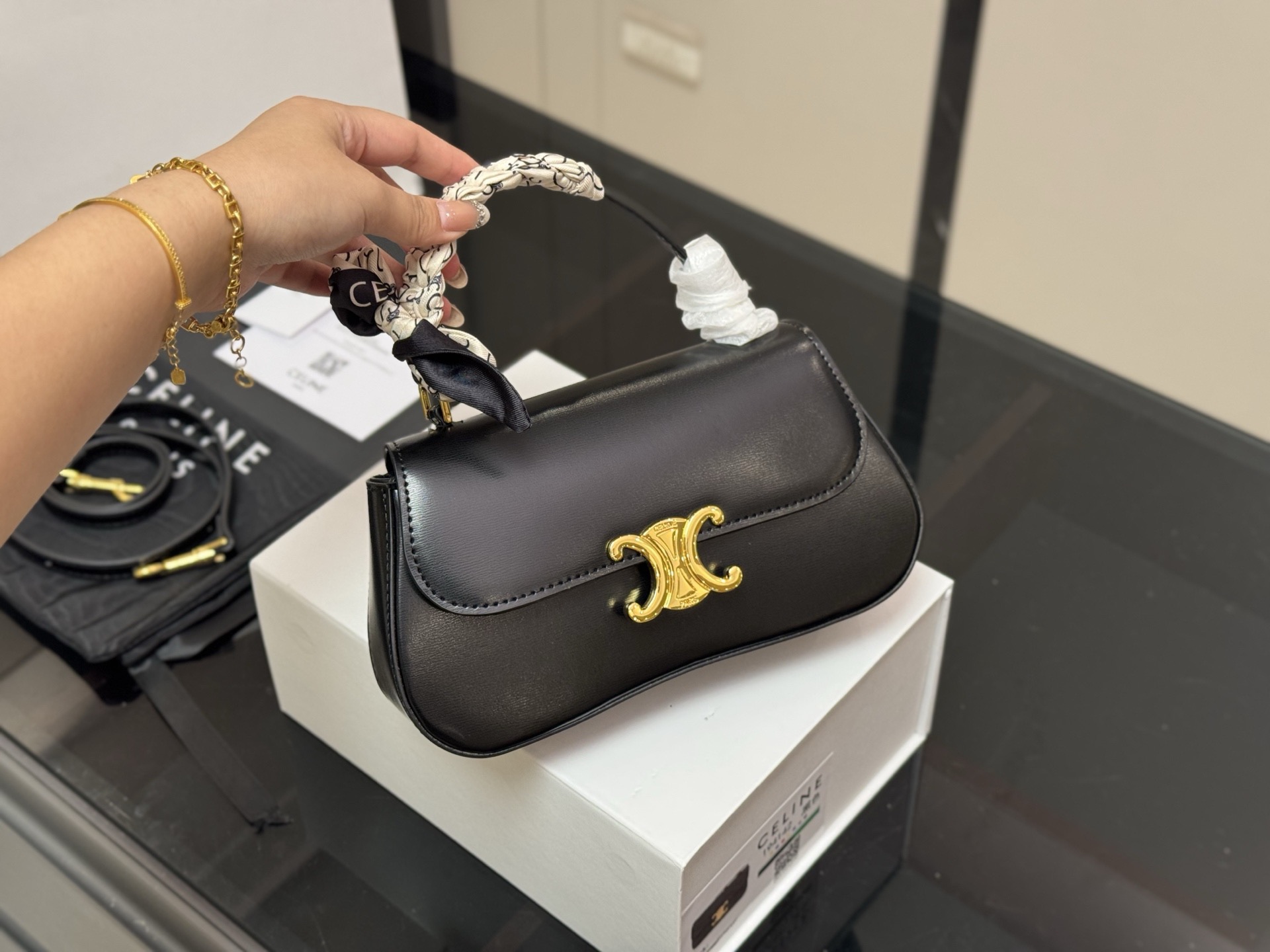 ¥160 配折叠盒 size:22*12cm celine 超美腋下包 凯旋门 ⚠️升级版 重新出货 复古性感百搭小包 赛琳不容错过!! ⚠️牛皮皮质 这个冬天您离不开它!