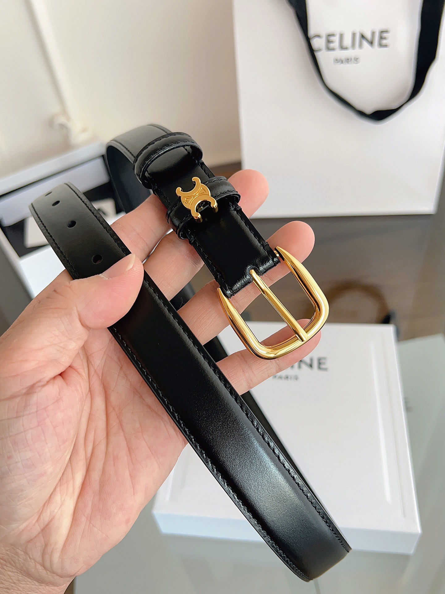 P180 C&Eacute;LINE 赛琳🆕VIVIENNE中 TAURILLON25毫米皮带 牛皮革 牛皮革衬里 金色饰面 圆形搭扣 第一个圆环四周环绕TRIOMPHE金属环 宽度：2.5厘米