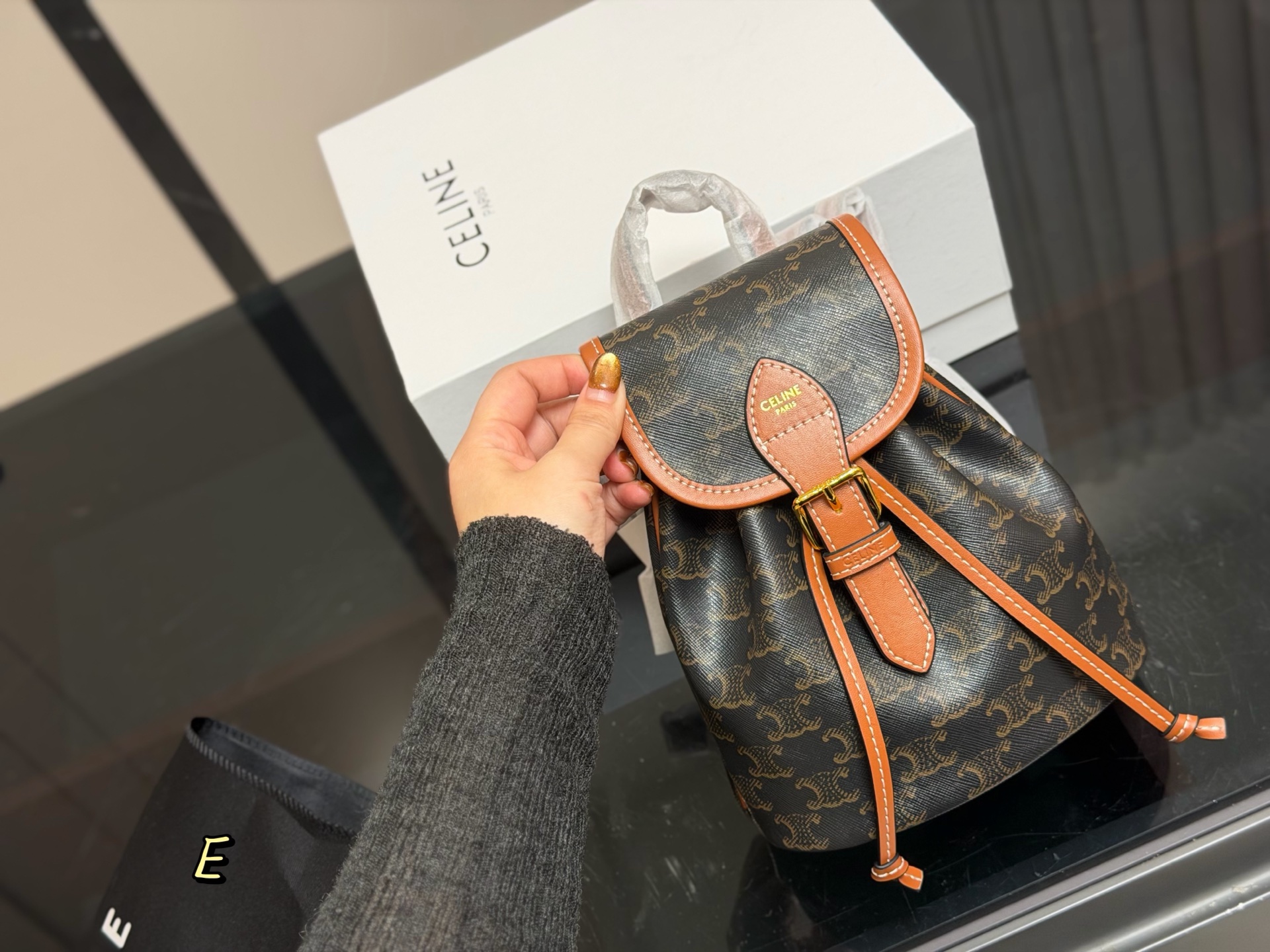 &yen;140 配折叠盒 size：18.20cm 赛琳 双肩包配牛皮 新品迷你来咯～ 高颜值皮扣设计太给力了