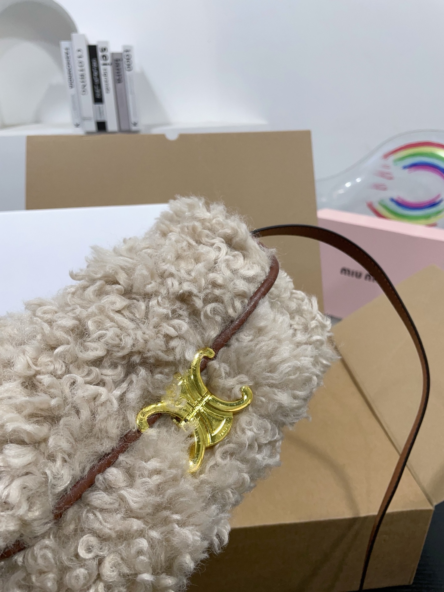 👑💰130💰配盒 赛琳原版羊羔毛hobo 红红火火恍恍惚惚出街啦~ 搭配衣服真的吼吼看~一秒时尚感千金风拉满红色也很显眼,好多场合都可以搭配 张元英同款~~~ 尺寸21cm