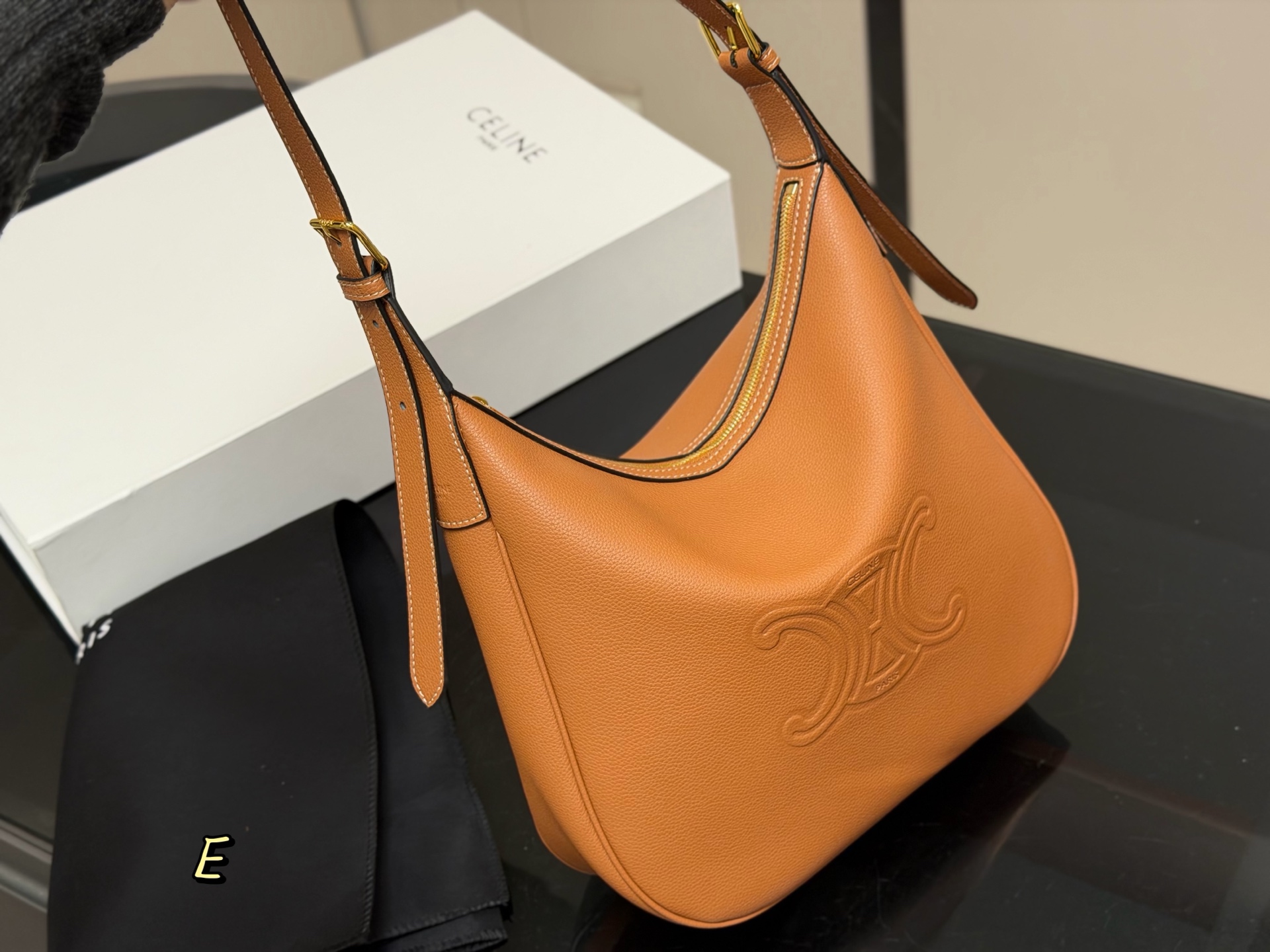 &yen;185 配折叠盒 size：29.27cm celine 赛琳新品发布hobo腋下托特 延续凯旋门 复古斜挎 ， 耐看经典一点都不老