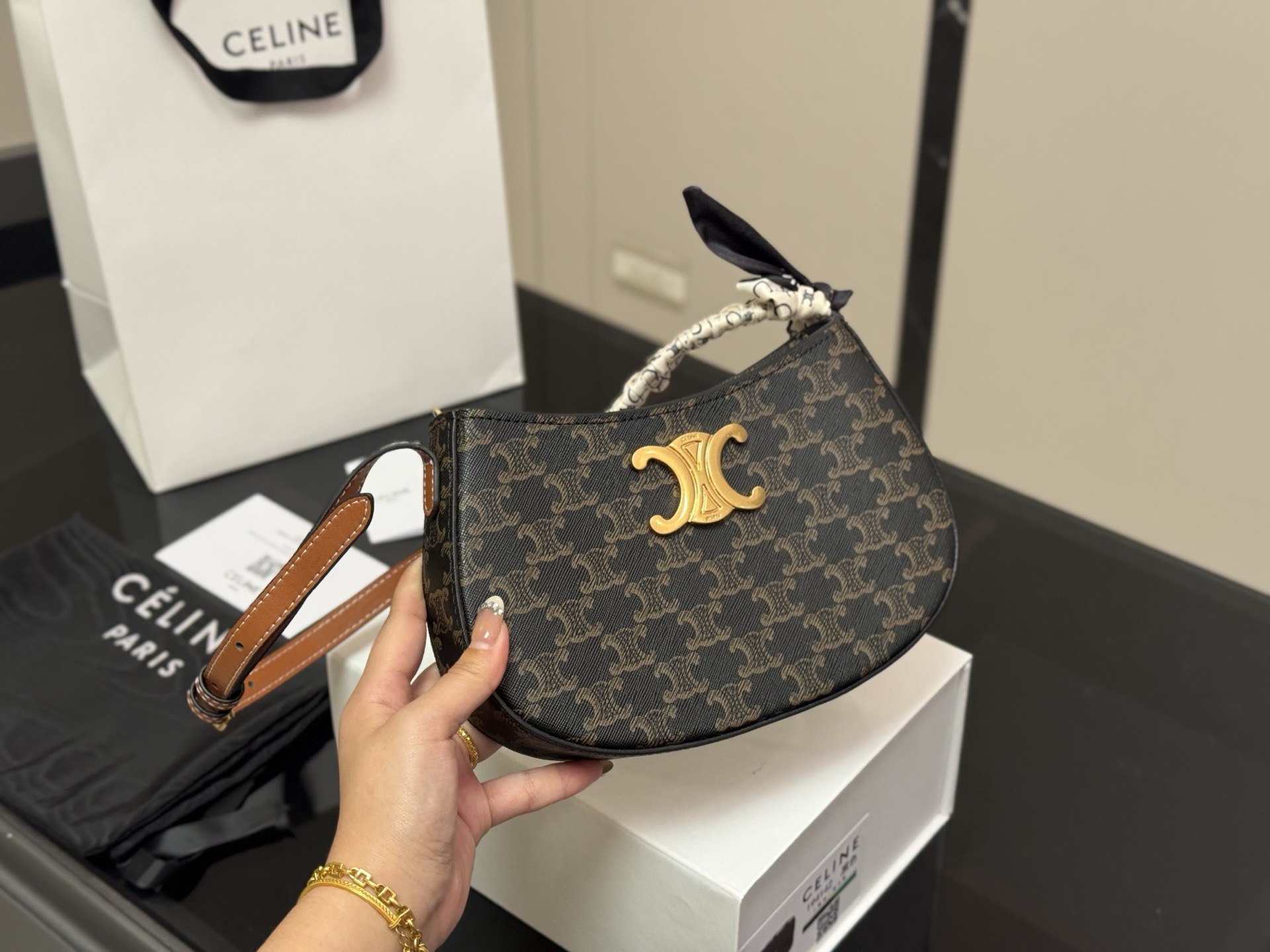 &yen;160 配盒 size：23*13cm celine tilly 好看又好用的包 2025新款小可爱Tilly 复古性感百搭小包 赛琳不容错过！！ ⚠️牛皮皮质