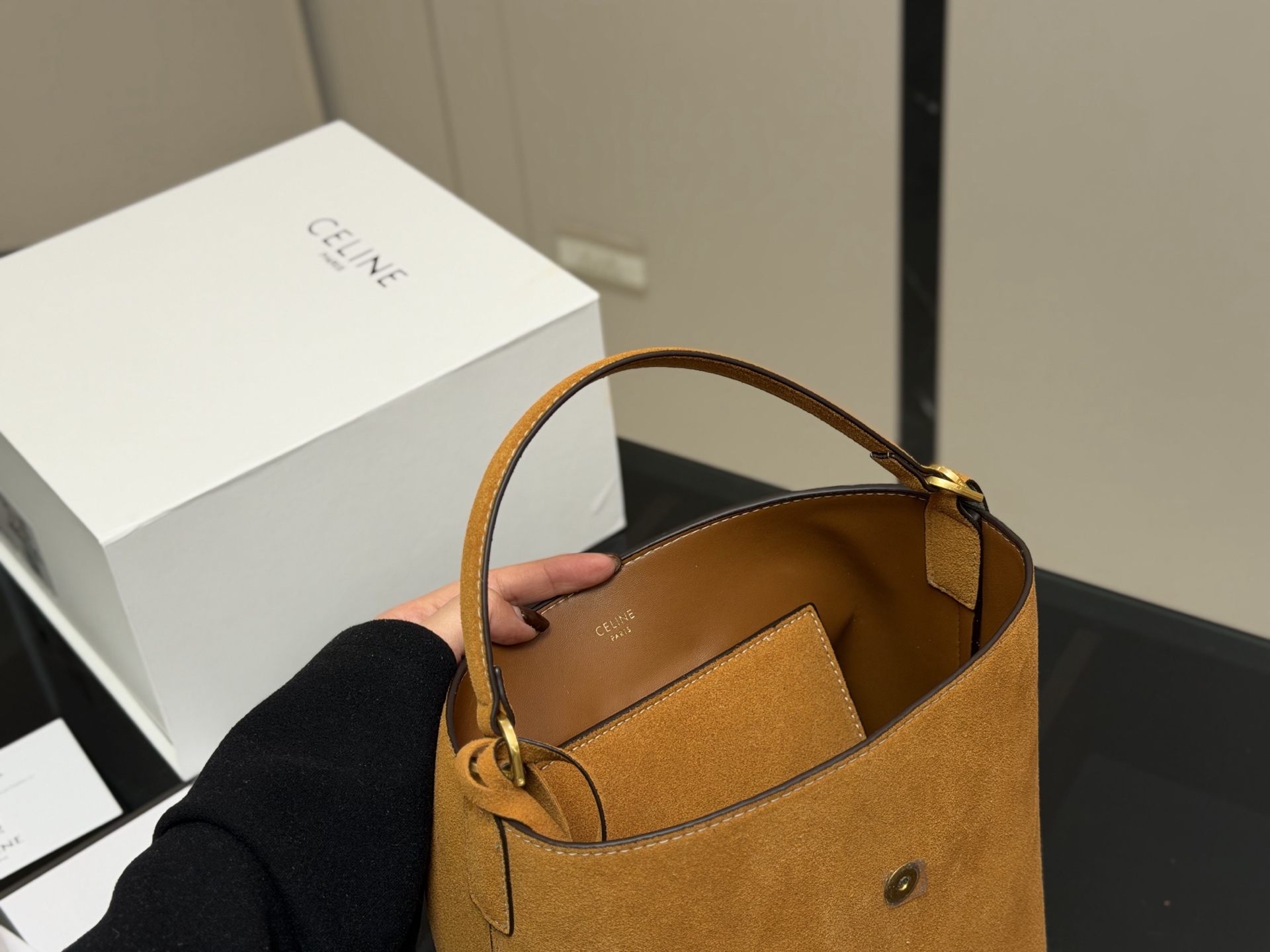 &yen;185 配折叠盒 size： 24.24cm Celine 水桶包赛琳 一直很喜欢小牛皮的包 经久耐看 复古印花图案 有着高颜值的复古文艺气息🌱