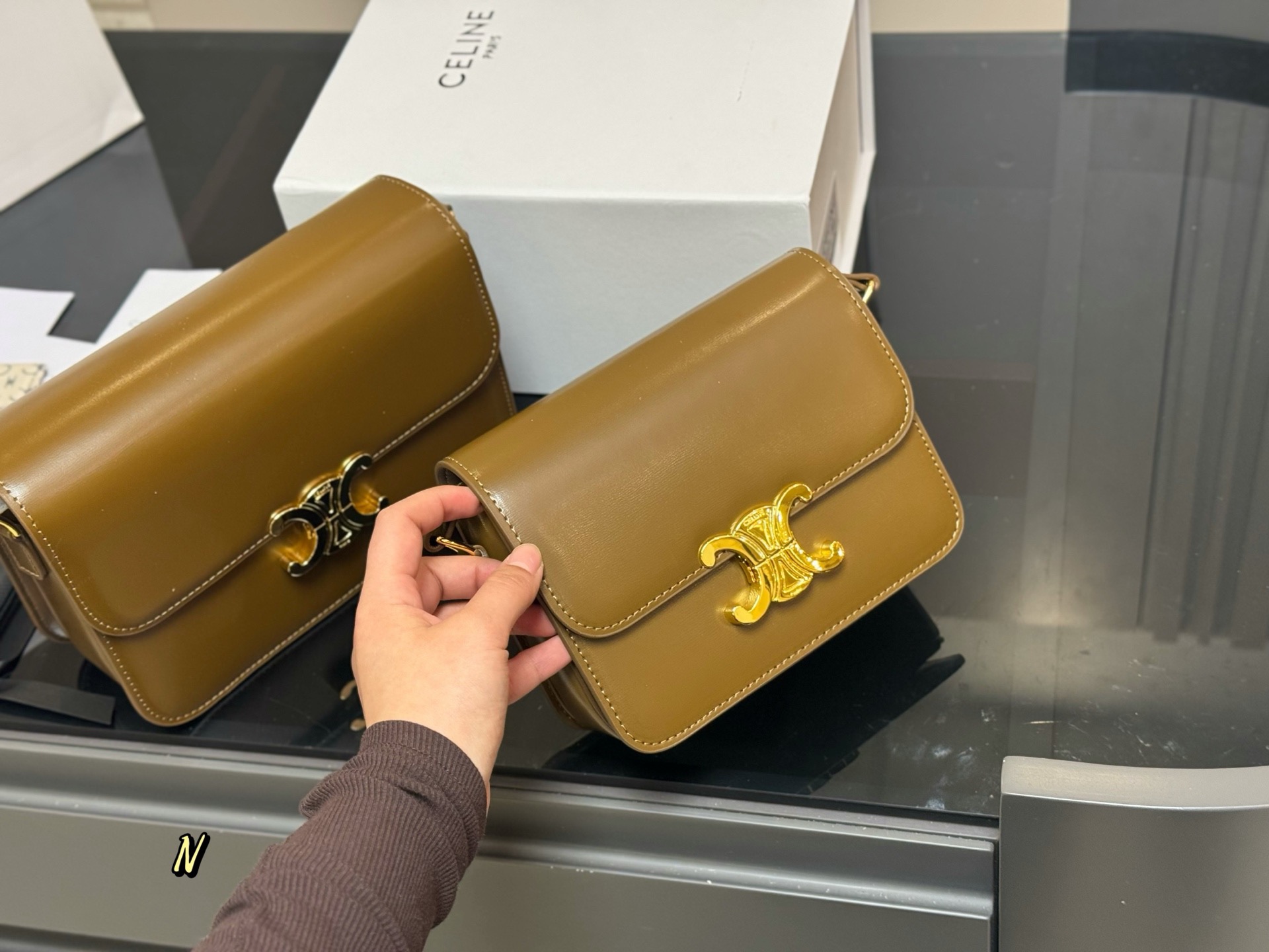 &yen;185 &yen;195 配折叠盒 尺寸：23cm*17（大） 19cm*15（小） 赛琳 凯旋门！ 很高端！很高级! 很适合🈴️四季！ ⚠️牛皮！牛皮！