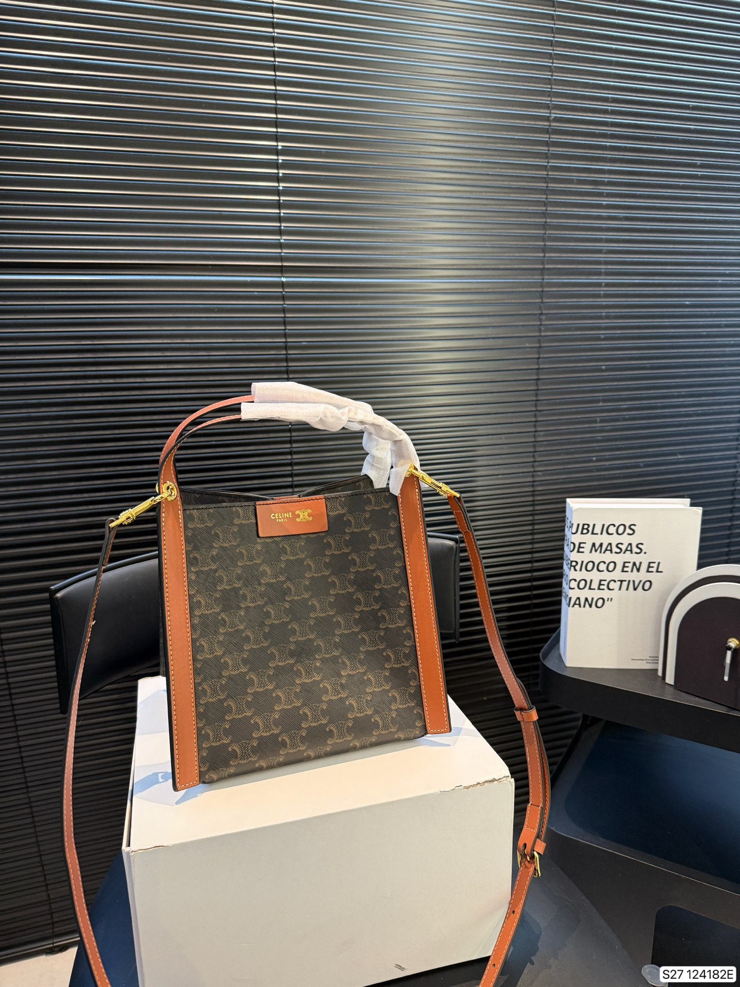 P185 配折叠盒 CELINE 赛琳CUBO手袋，日常通勤，休闲都超实用!手提，个性满分~内部空间超能装，水杯，手机，化妆品统统搞定，轻便耐用，时髦又百搭，日常出街必备! 尺寸17 22 货号124182