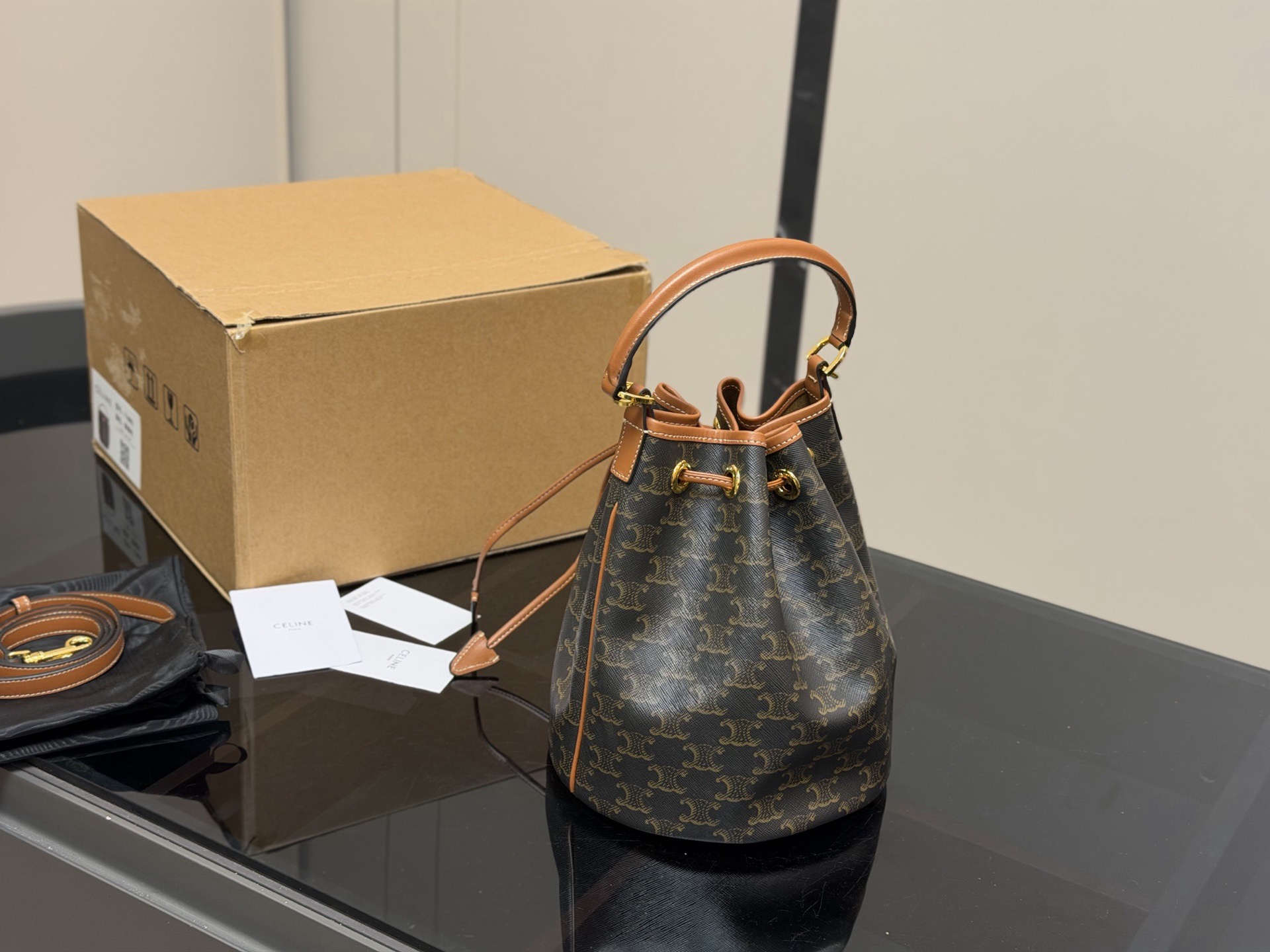 &yen;175 配盒 size： 20*23cm Celine 水桶包新款赛琳 一直很喜欢老花的包 经久耐看 复古印花图案 有着高颜值的复古文艺气息